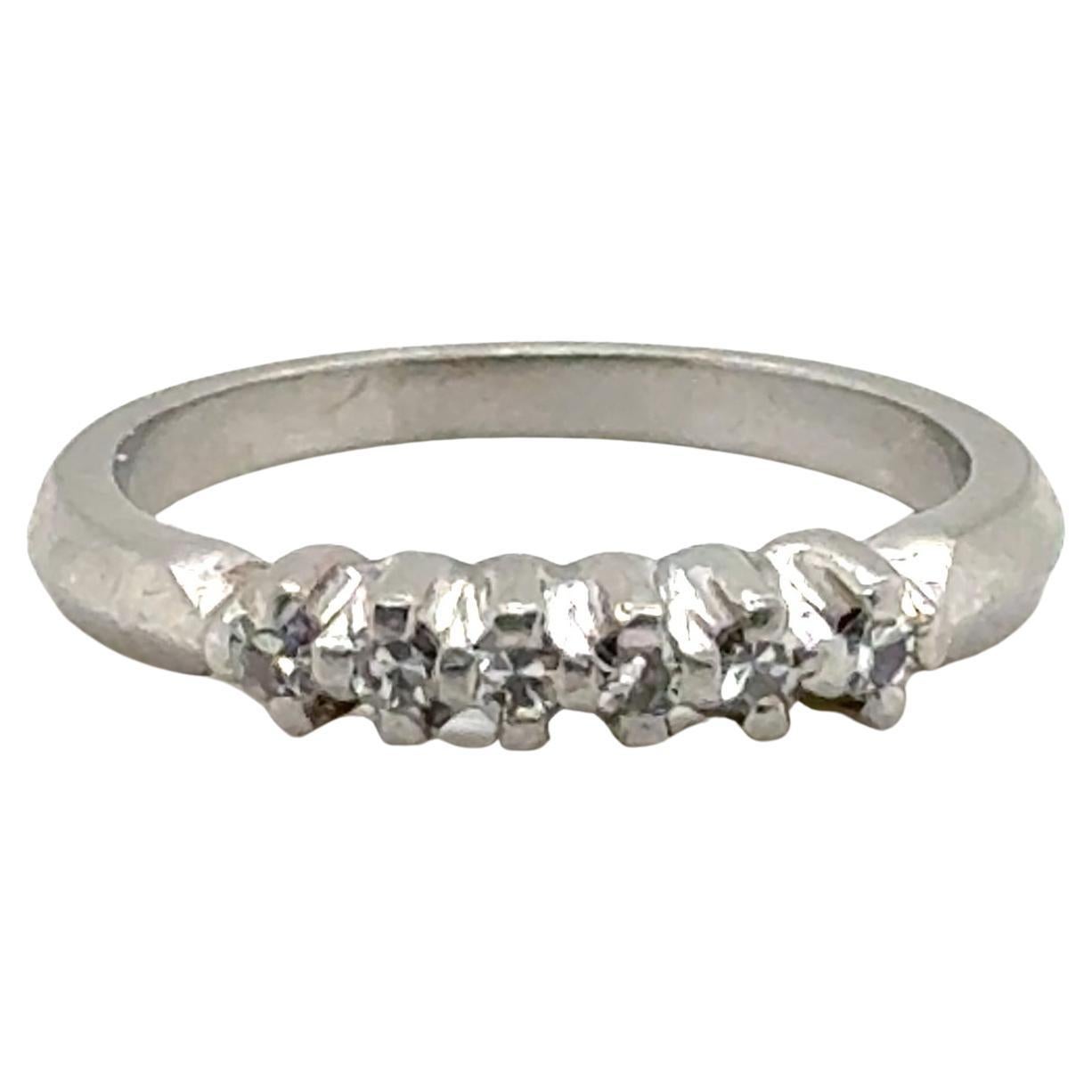 Anello nuziale Art Deco con diamante e fascia per l'anniversario in platino da 0,10 carati degli anni '30 in vendita