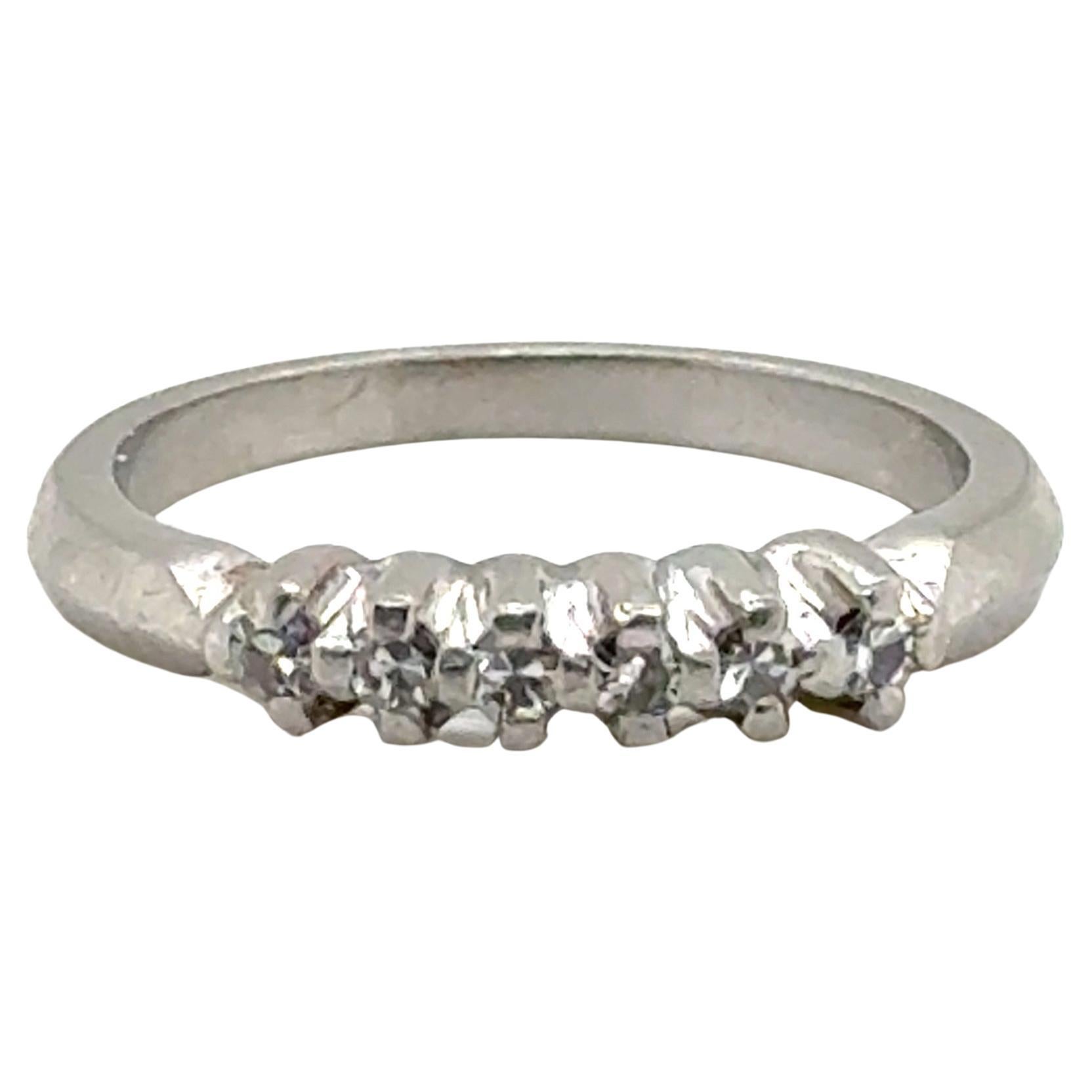 Anello nuziale Art Deco con diamante e fascia per l
anniversario in platino da 0,10 carati degli anni 
30