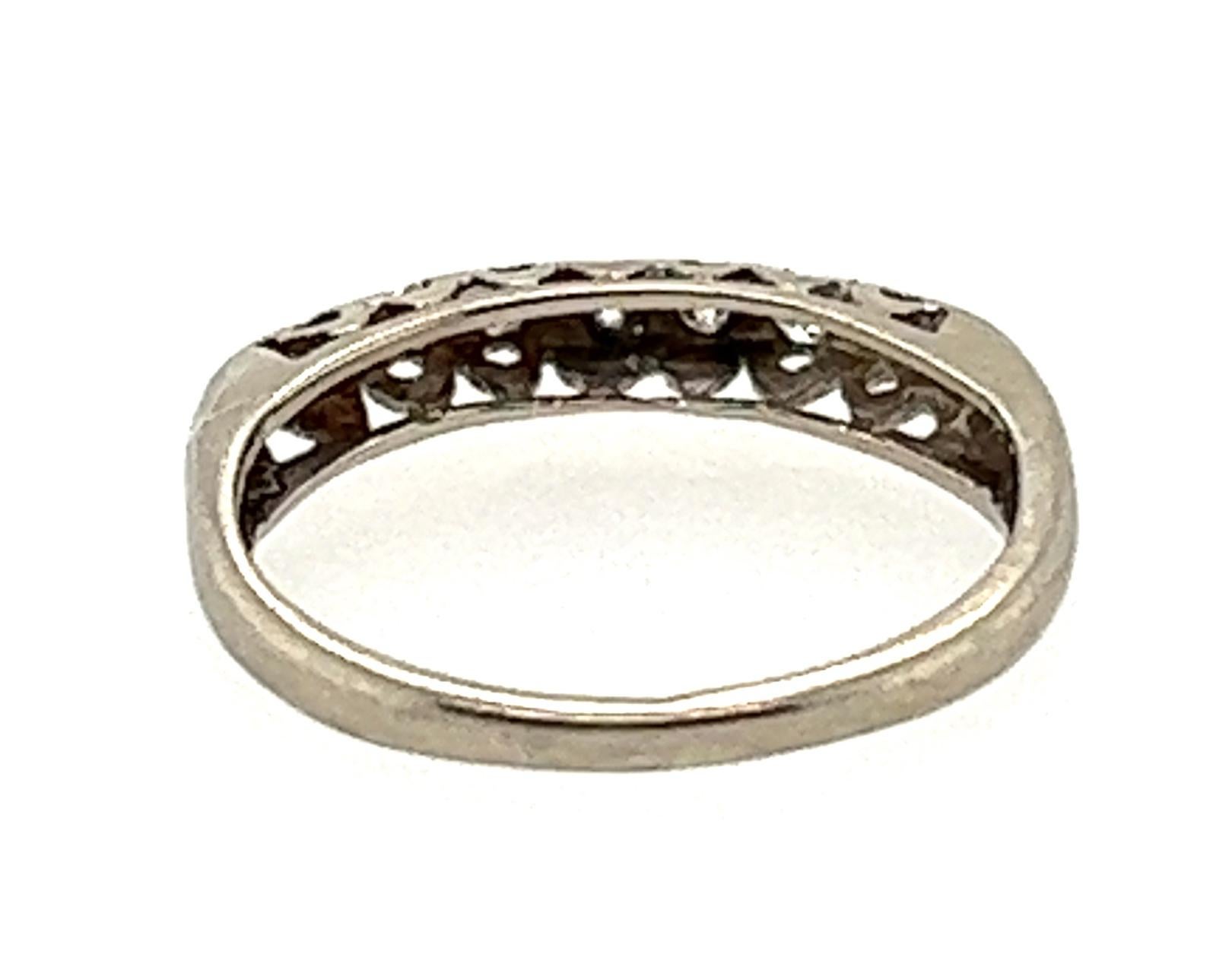 Art Deco Diamond Wedding Ring Band .10 Carat Original 1930s Antique 14k In Excellent Condition For Sale In Dearborn, MI