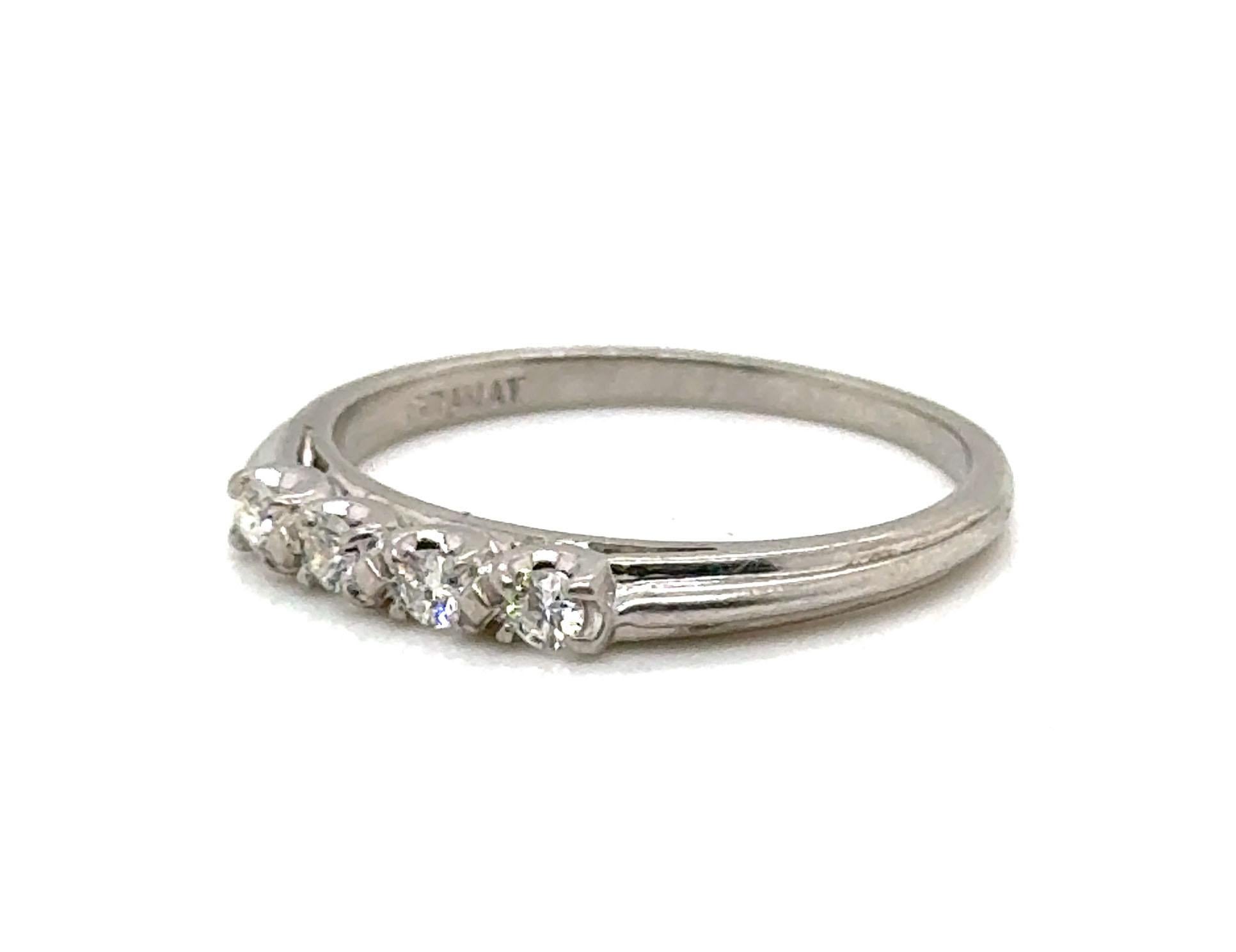 Echtes Original Antik Art Deco aus den 1930er-1940er Jahren Granat Bros Anniversary Band Diamond Platinum Wedding Ring 



Merkmale 4 zusammenpassende saubere und farblose natürliche Diamanten im Brillantschliff

Markenzeichen von Granat Bros.

90%