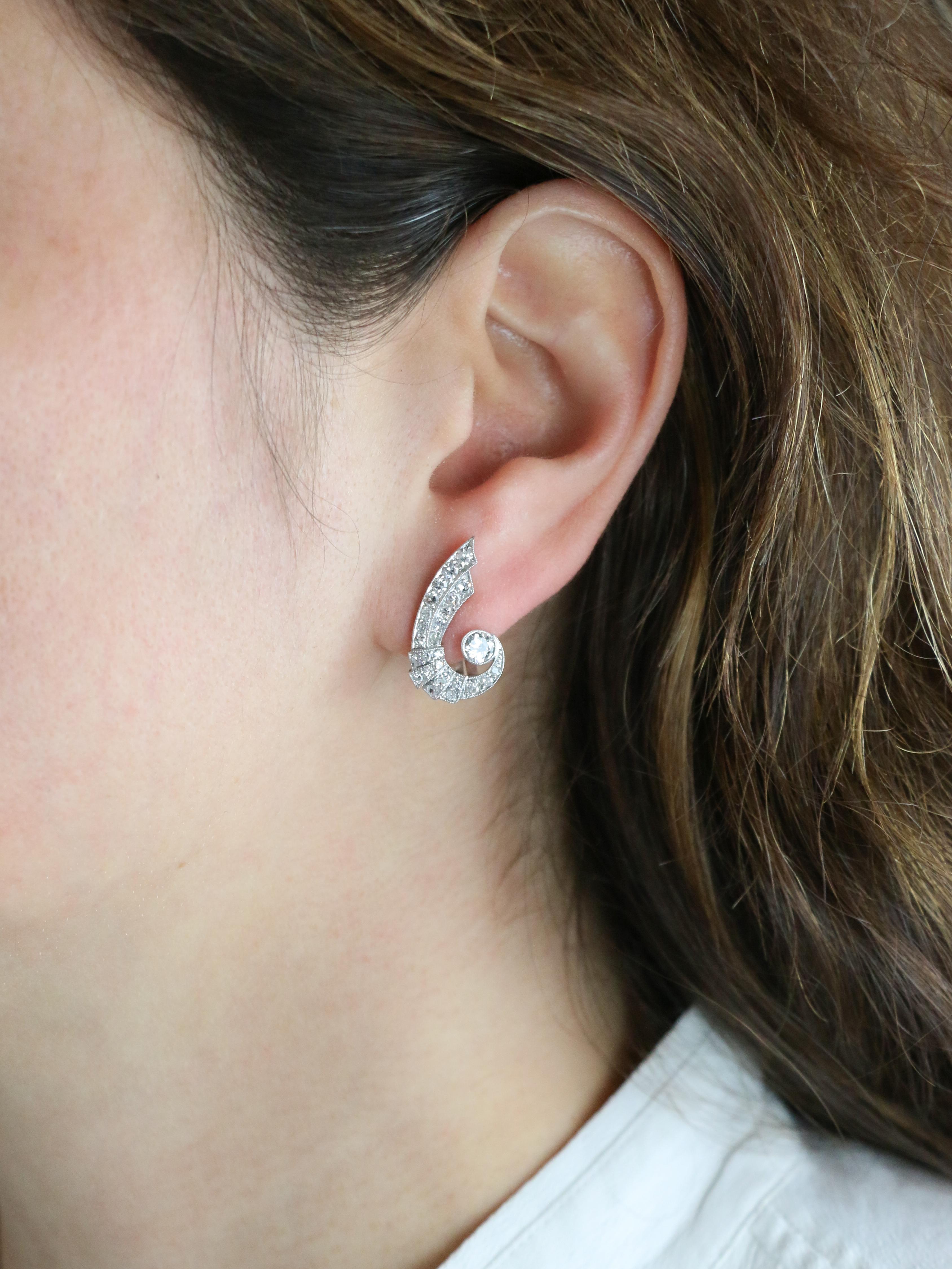 Art Deco Ohrringe mit Altschliff-Diamantflügeln

Ohrringe aus 18 Karat Weißgold (750°/°°) mit je einem Flügel, besetzt mit einem runden Diamanten im alten europäischen Schliff mit einem Gewicht von ca. 0,35 Karat (J SI, augenrein) und mit Diamanten