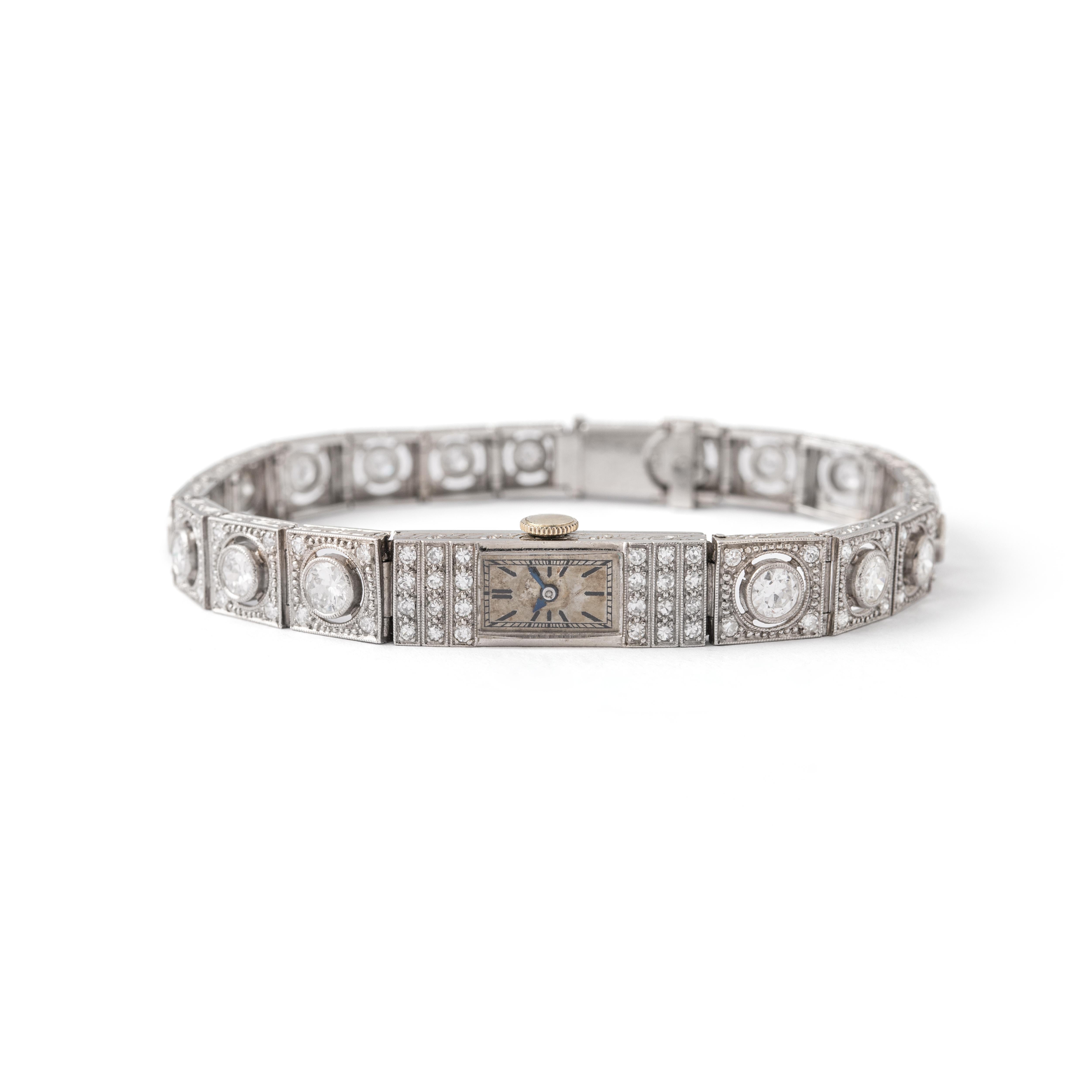 Montre-bracelet Art déco à diamants.
Circa 1930.

Longueur totale : environ 17.70 centimètres.
Largeur totale : environ 0.80 centimètres.

Dimensions du boîtier : 2,20 centimètres x 0,80 centimètres.

Poids total : 27,27 grammes.
Nous ne