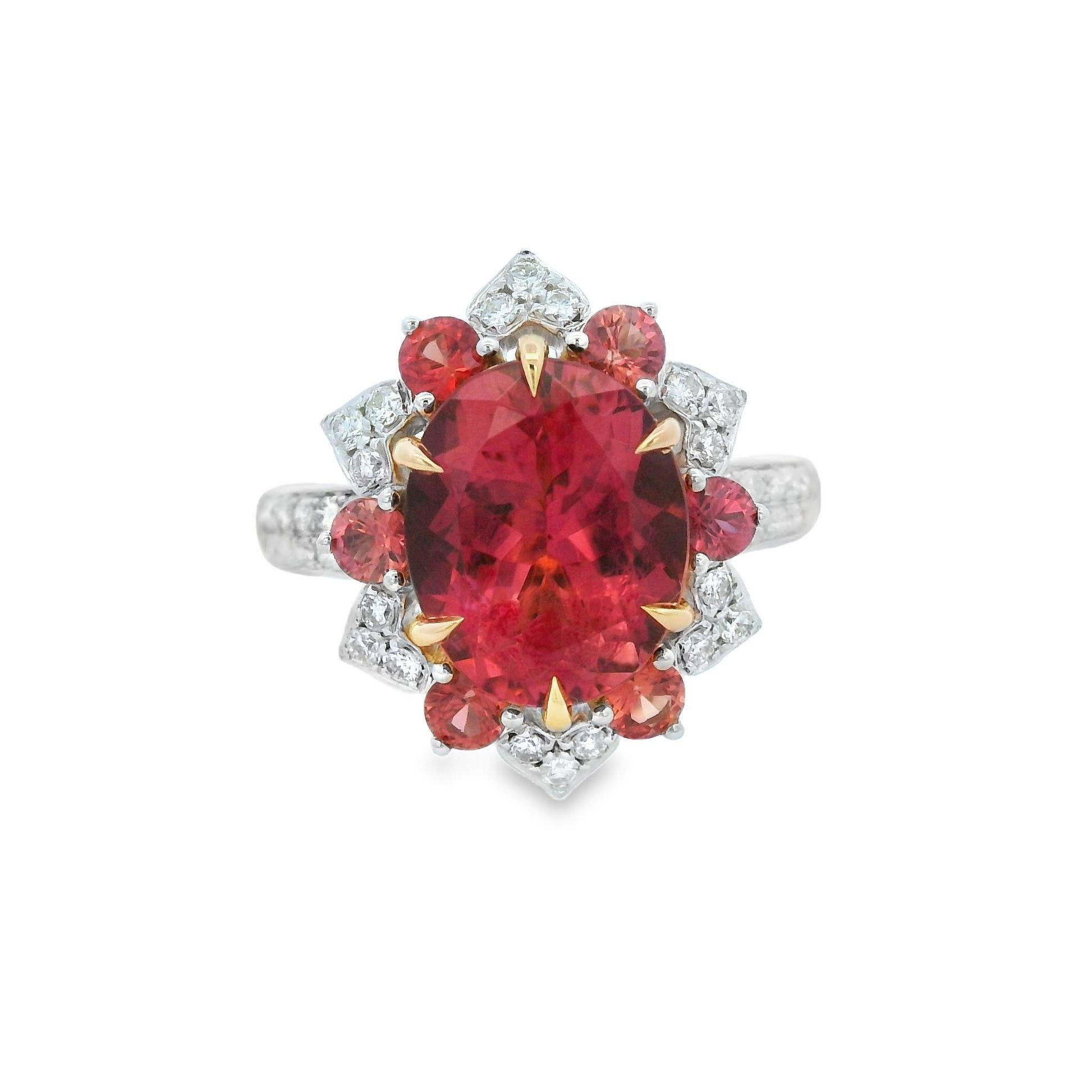 Dieser aus 18 Karat Gold gefertigte Ring strahlt Eleganz und Raffinesse aus. Das Herzstück ist ein atemberaubender Turmalin von 3,15 Karat im Ovalschliff, umgeben von einem Halo aus 0,62 Karat Saphiren und funkelnden Diamanten von 0,4 Karat. Das