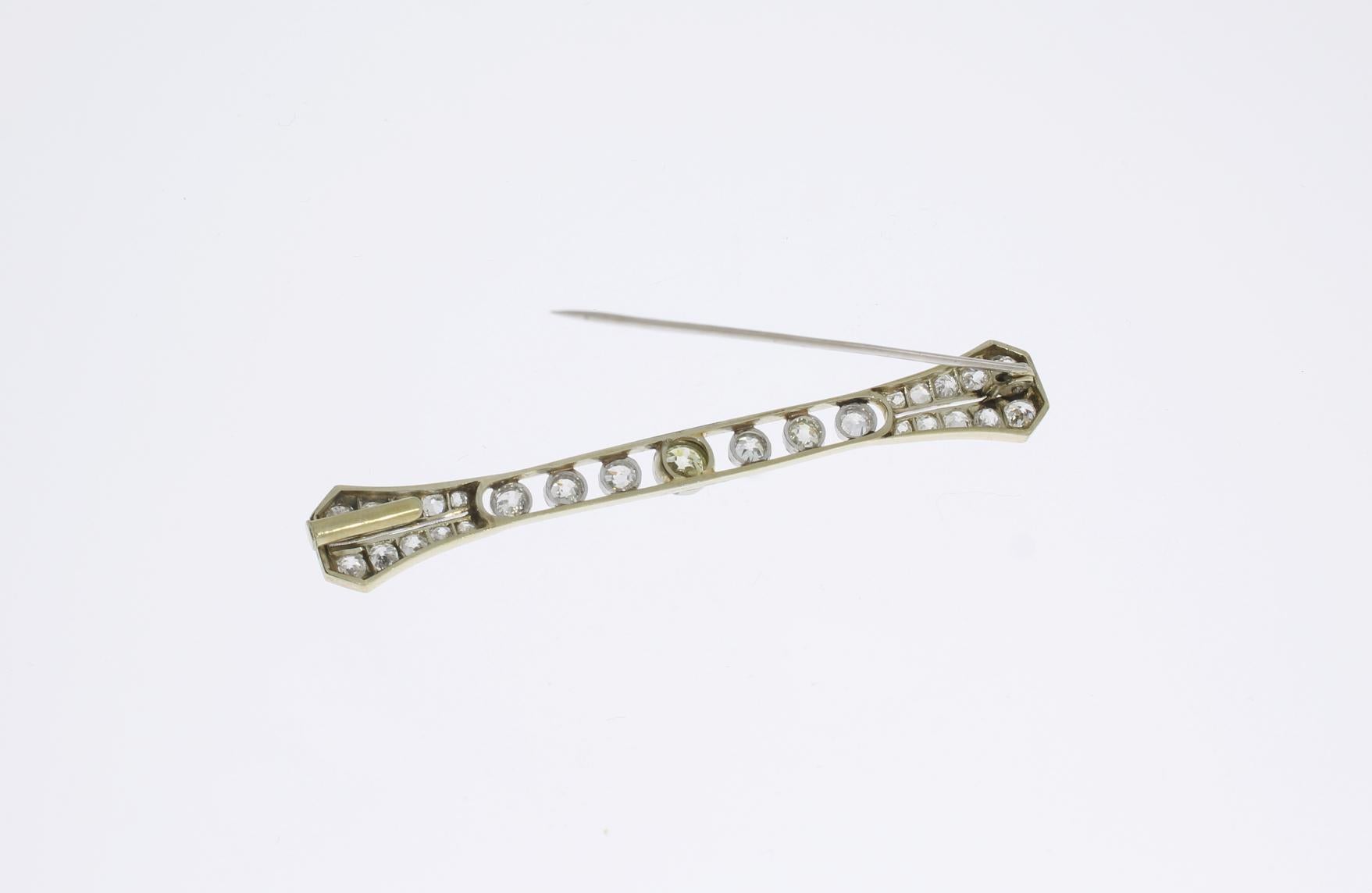 Brilliant Cut Diamond 18 Carat Gold Brooch For Sale