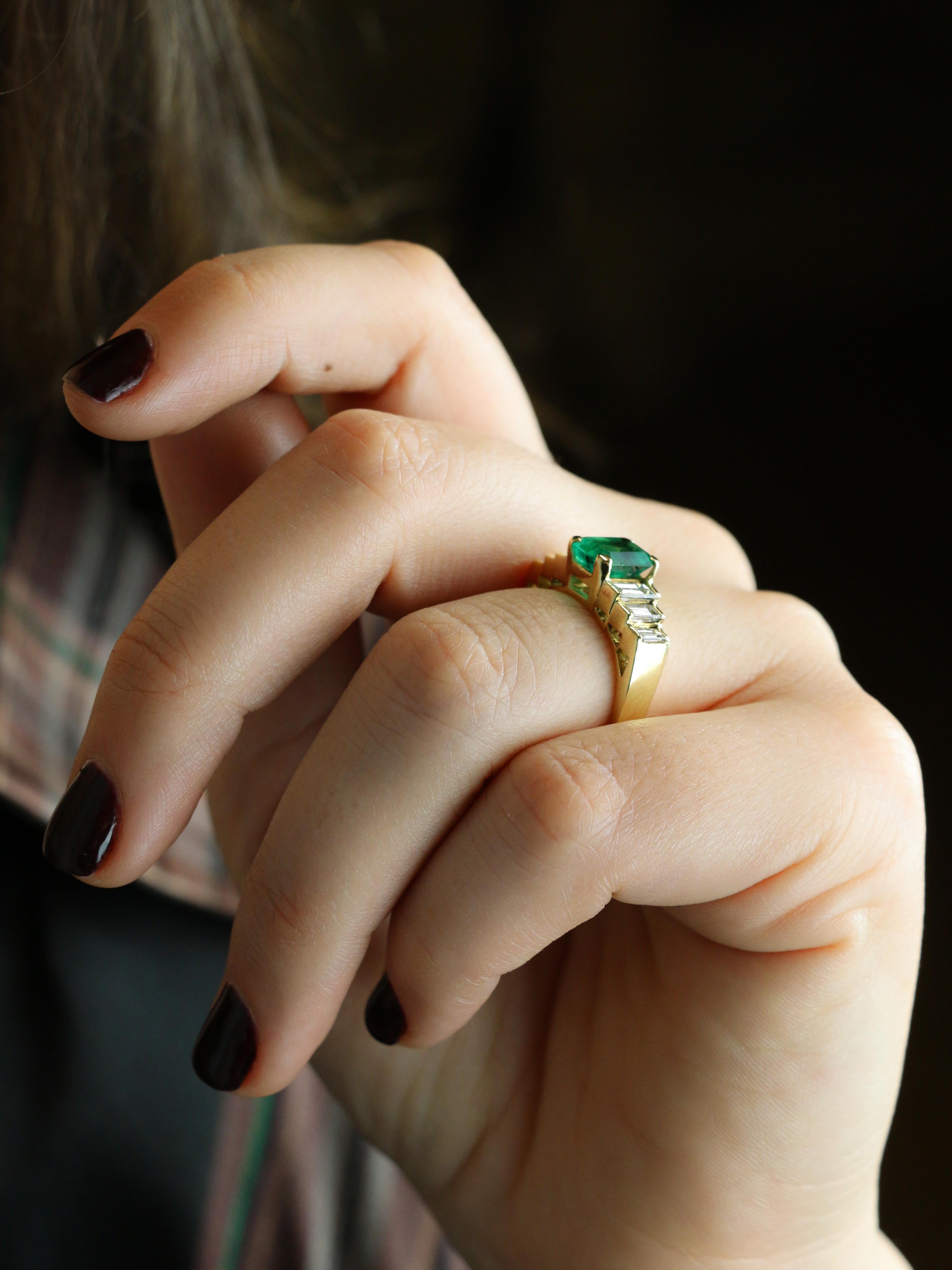 Anello con diamanti Art Deco e smeraldo Muzo colombiano in vendita 3