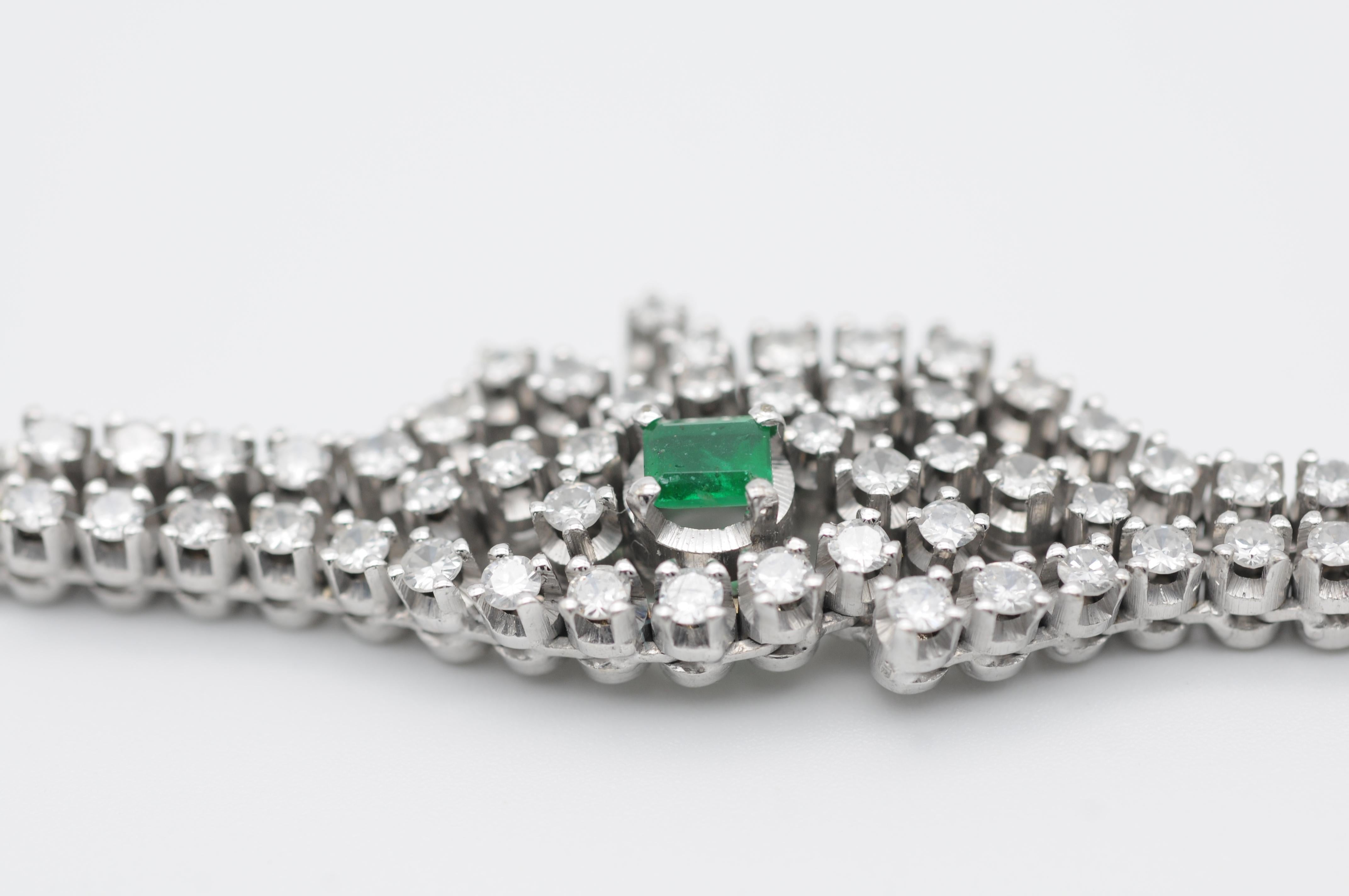 Art Deco Diamonds and  Emerald Bracelet in 18k White Gold  For Sale 2