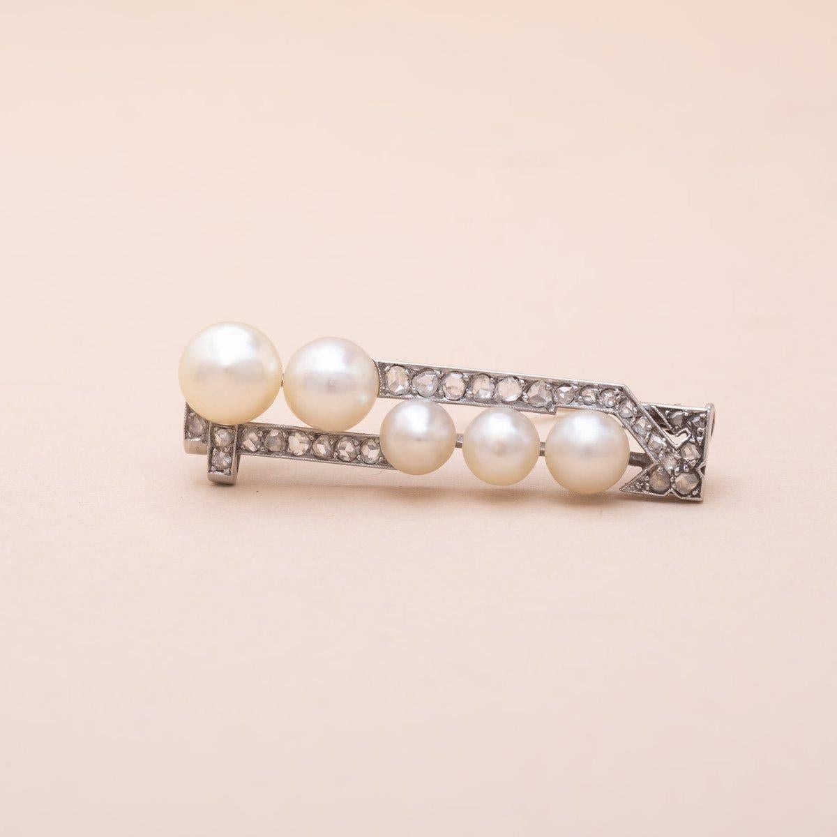 18K gold, platinum, rose-cut diamonds and Natural pearls Art Déco barrette brooch 
Natural pearls (LFG test undergoing) 
French craftsmanship from the 1920s 
Eagle's head and dog's head hallmark 
Dimensions : 11x42mm
Pearl diameters : 6 to 8mm
Gross