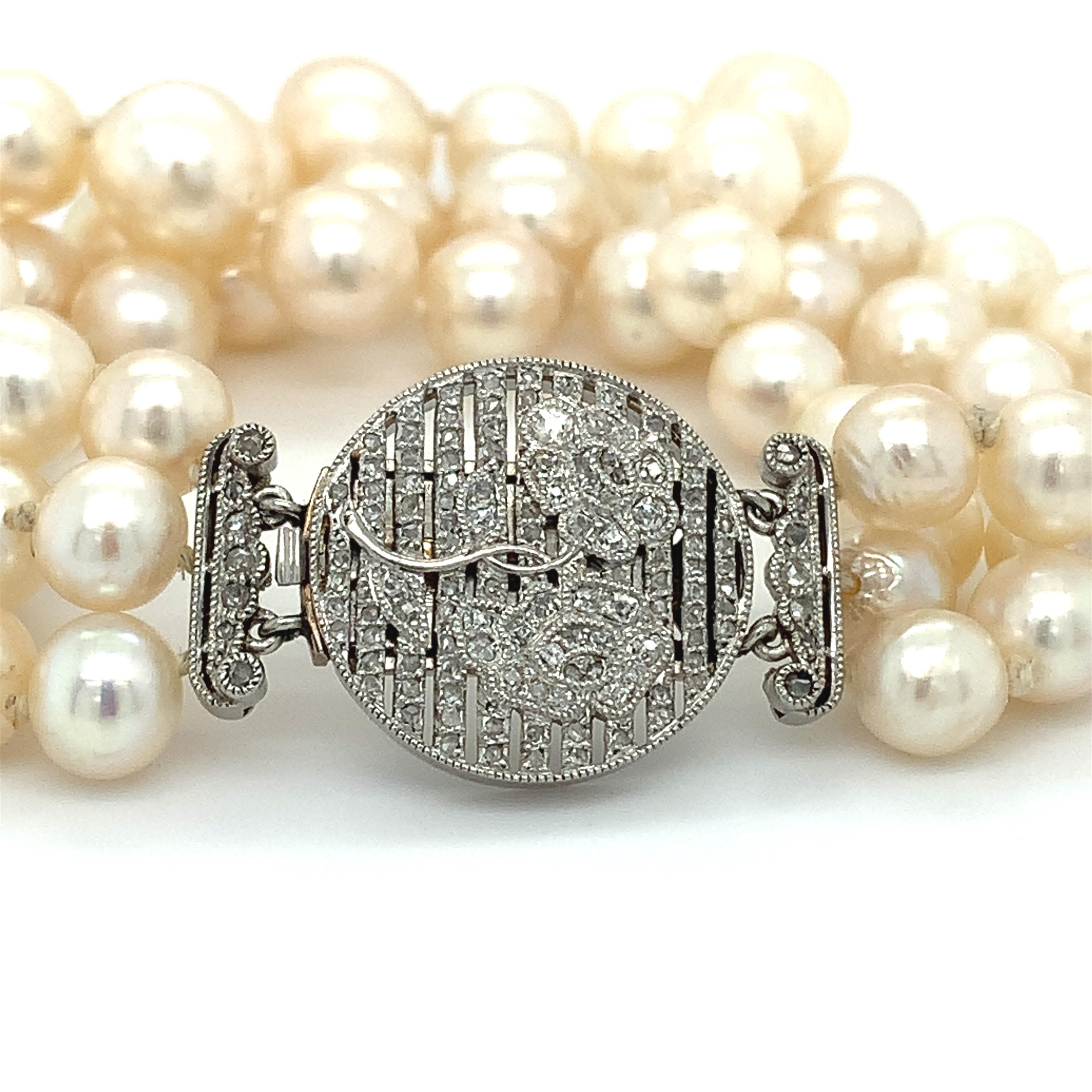 Bracelet triple brin en platine, diamants et perles de style Art déco.
Composé d'un bracelet triple brin en diamants ronds de taille brillant et perles montés sur fermoir en platine.
La largeur des perles est d'environ 7 mm.
Poids total des diamants