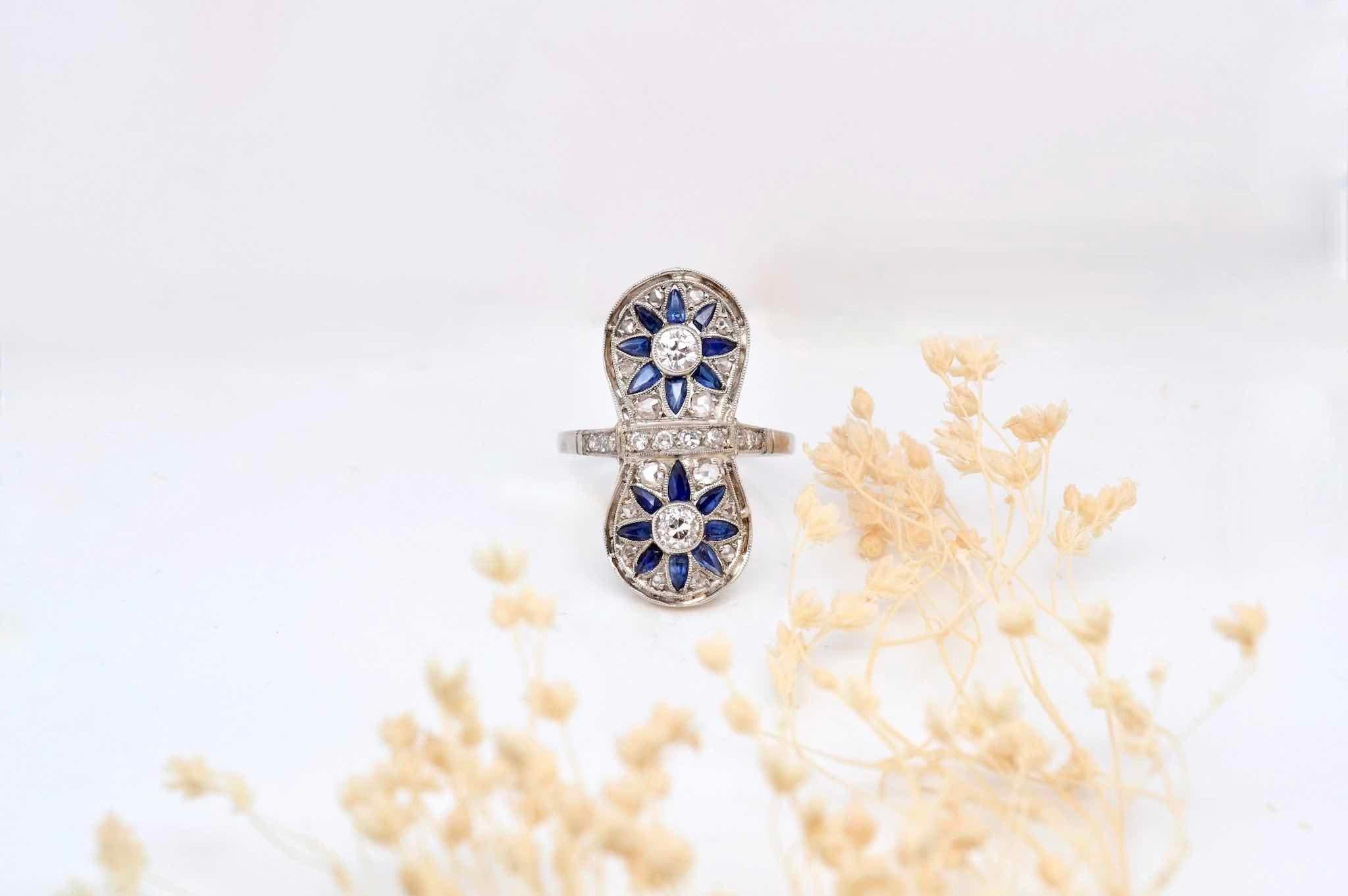 Women's or Men's Art déco diamonds and sapphires ring in platinum For Sale