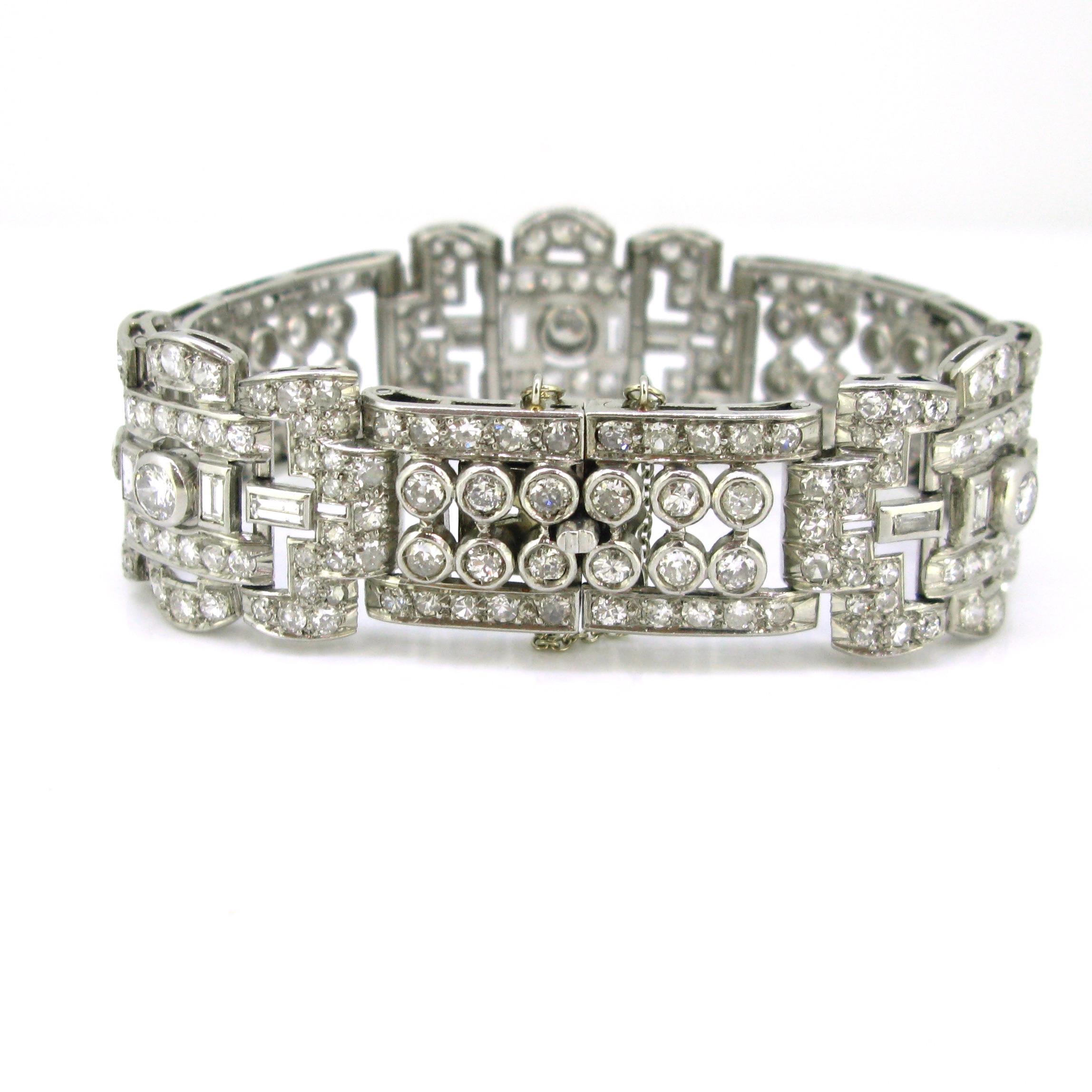Art Deco Diamonds Bracelet, 18kt Gold and Platinum, France, circa 1935 In Good Condition For Sale In London, GB
