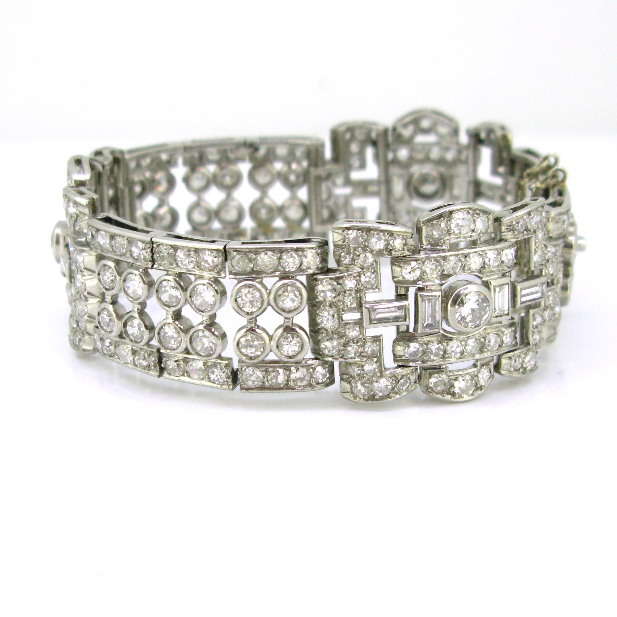 Women's or Men's Art Deco Diamonds Bracelet, 18kt Gold and Platinum, France, circa 1935 For Sale