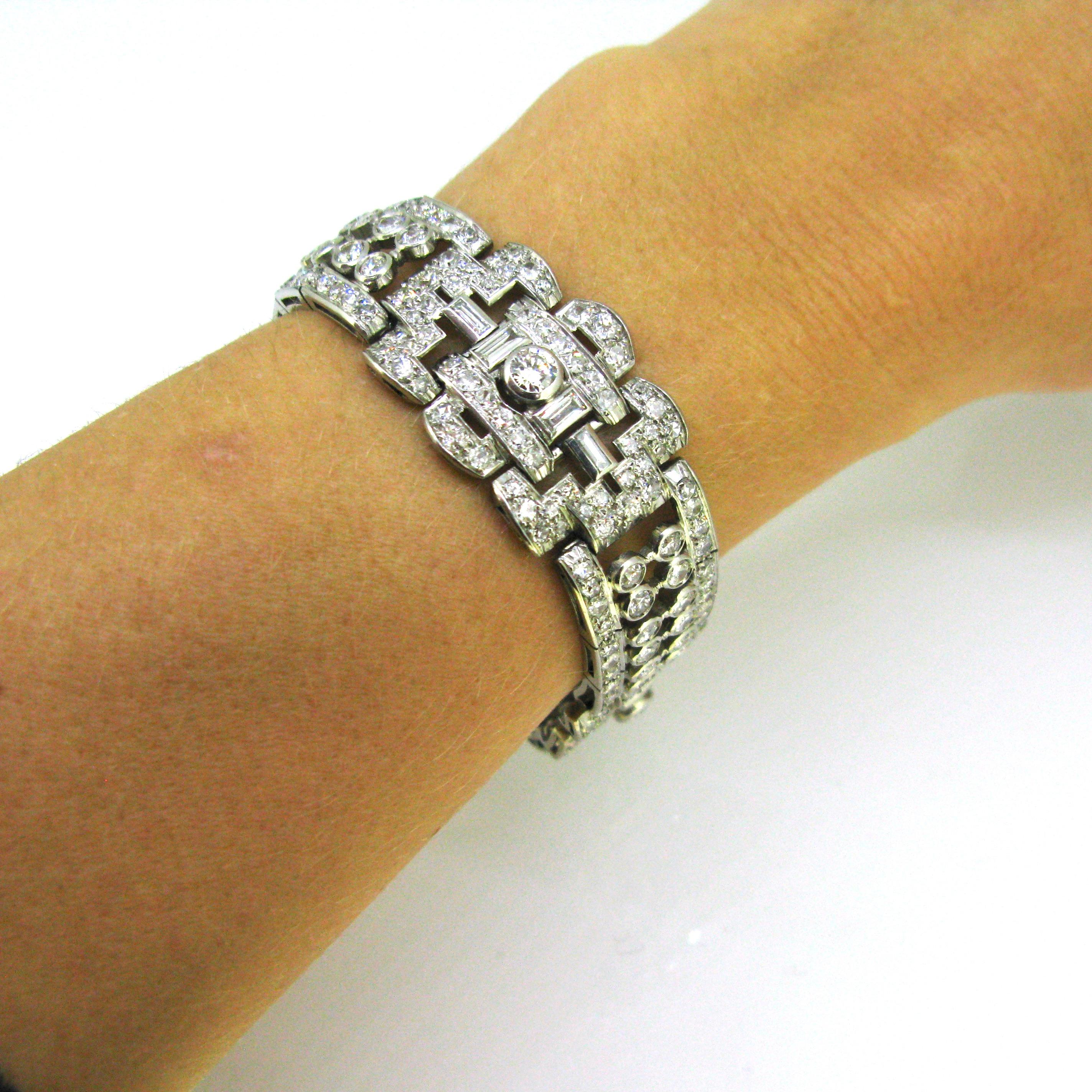 Art Deco Diamonds Bracelet, 18kt Gold and Platinum, France, circa 1935 For Sale 3