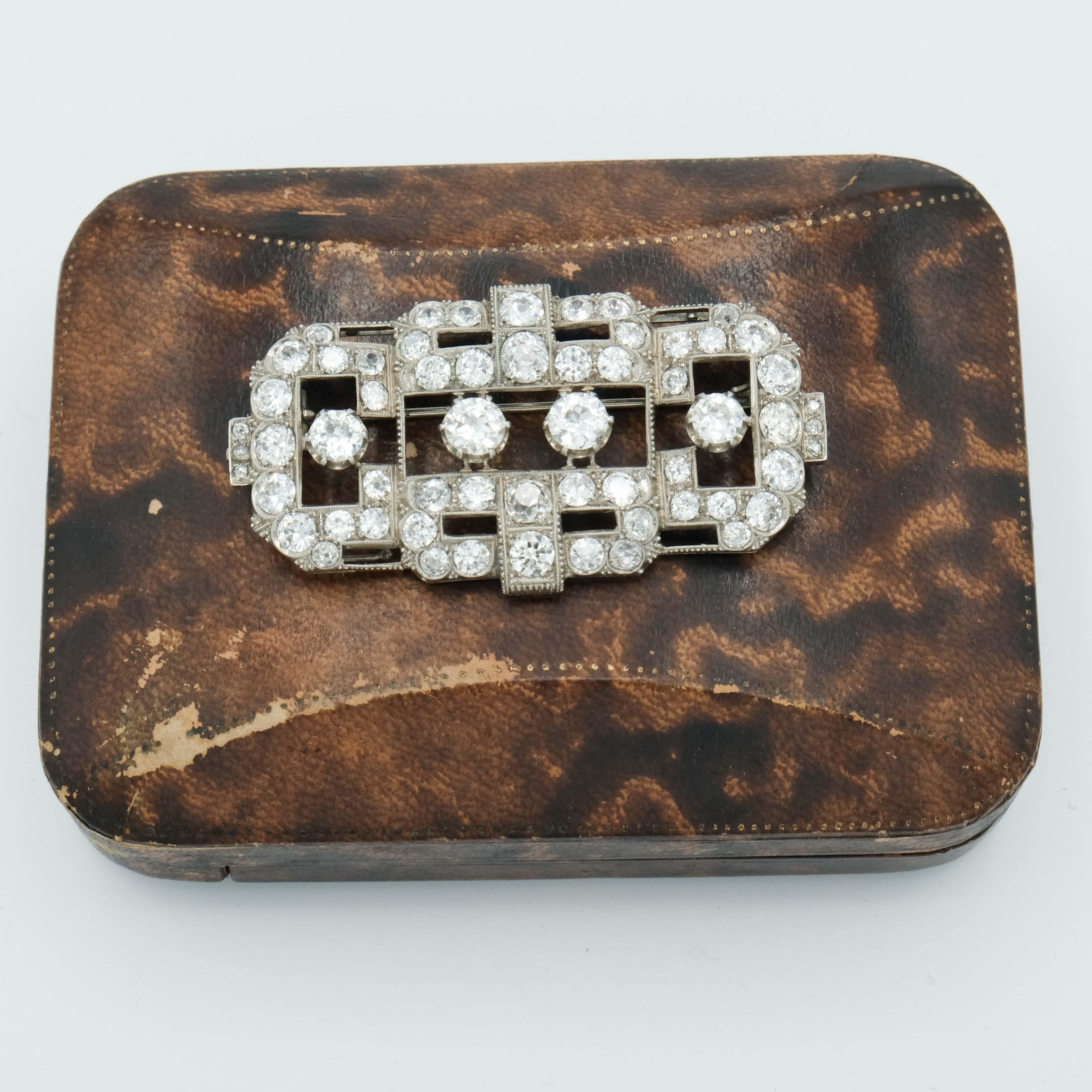 Art Deco' Diamonds 14 ct Platinum Brooch with chain for pendant. long 90cm.
central diamonds 0,80 each