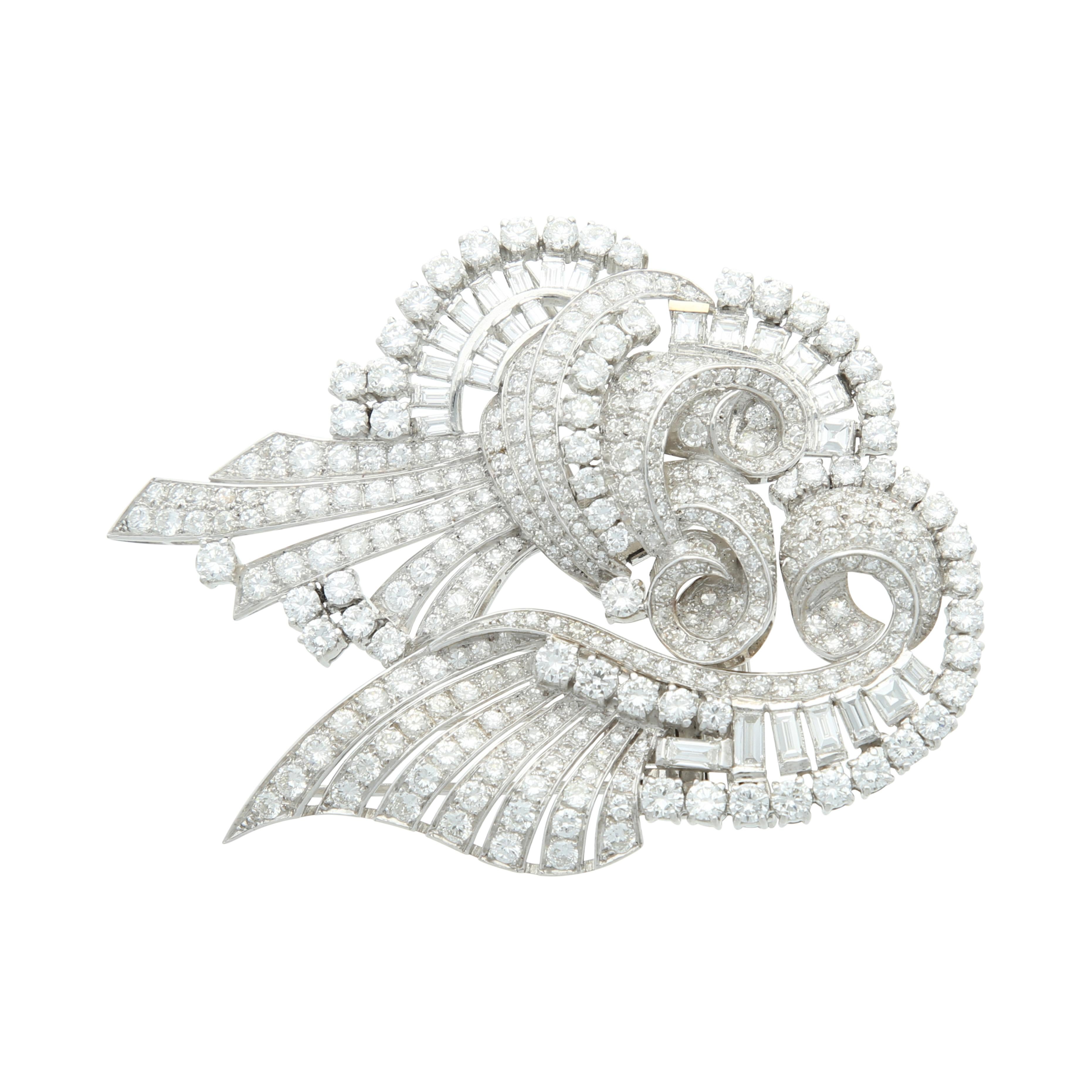 Eine beeindruckende Art Deco Brosche aus Platin mit Diamanten in geometrischem Design. Zwei symmetrische Tafeln, besetzt mit runden Diamanten und Brillanten im Buggetschliff. 
Diamanten insgesamt ca. 18ct 
Brosche whigt  48,67 Gramm
Größe: 7*6,3cm