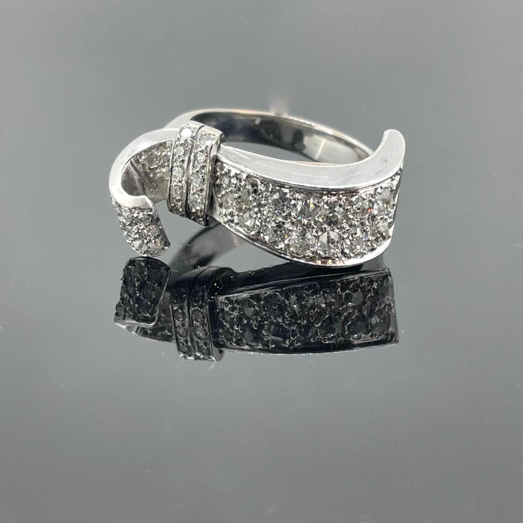 Old Mine Cut Art Deco Diamonds Ribbon Ring, 18kt White Gold and Platinum, circa 1930, France For Sale