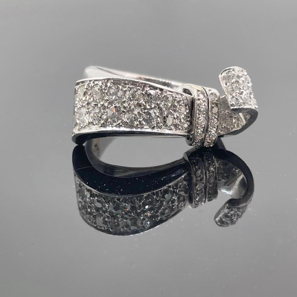 Art Deco Diamonds Ribbon Ring, 18kt White Gold and Platinum, circa 1930, France In Good Condition For Sale In London, GB