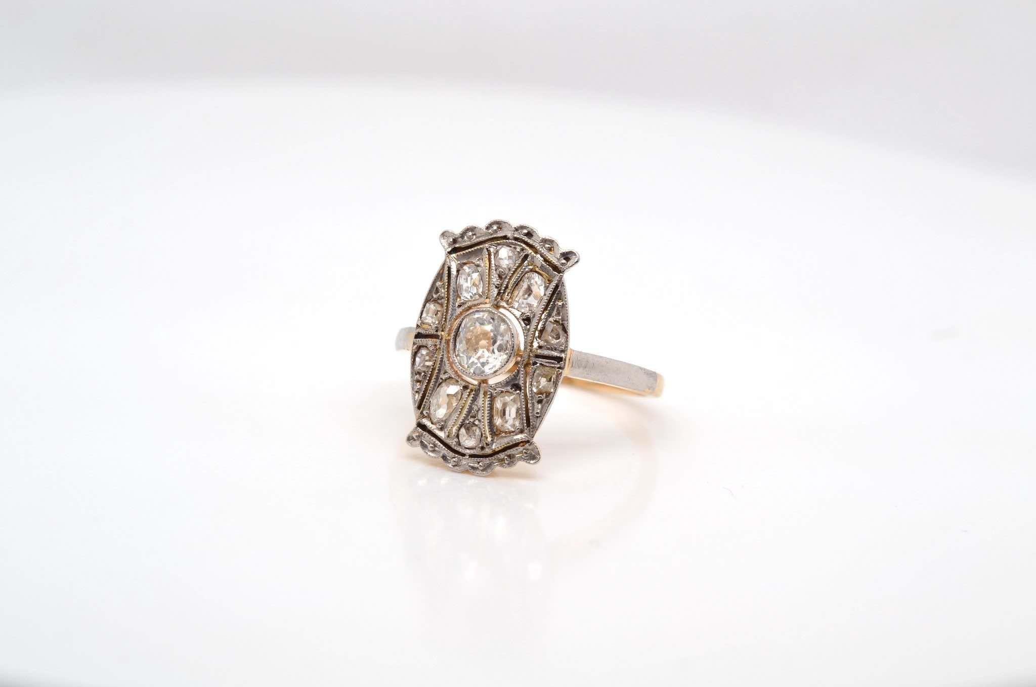 Art Deco diamonds ring in gold and platinum In Good Condition For Sale In PARIS, FR