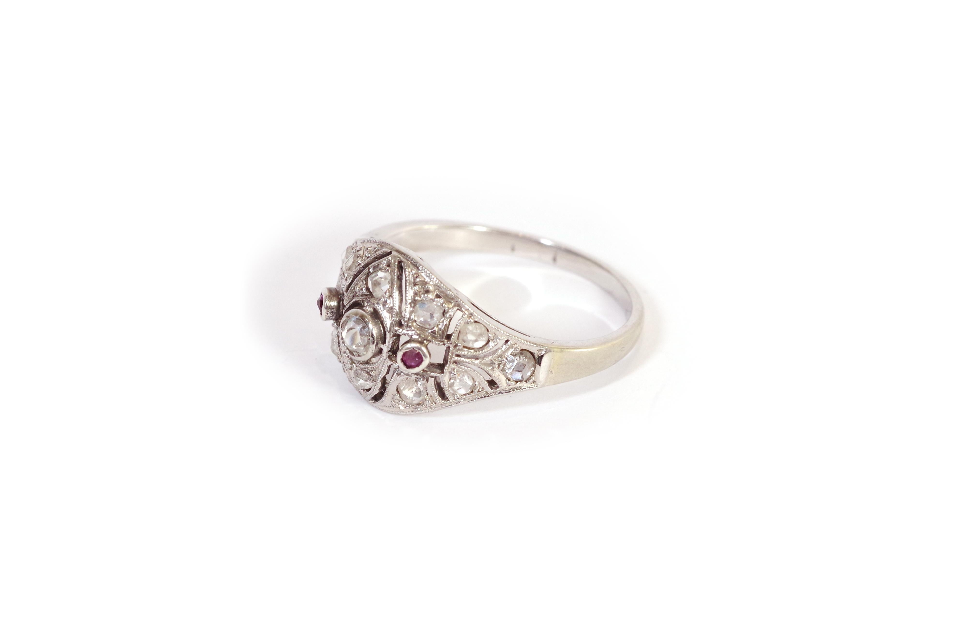 Round Cut Art Deco diamonds ruby ring in 18-karat white gold For Sale
