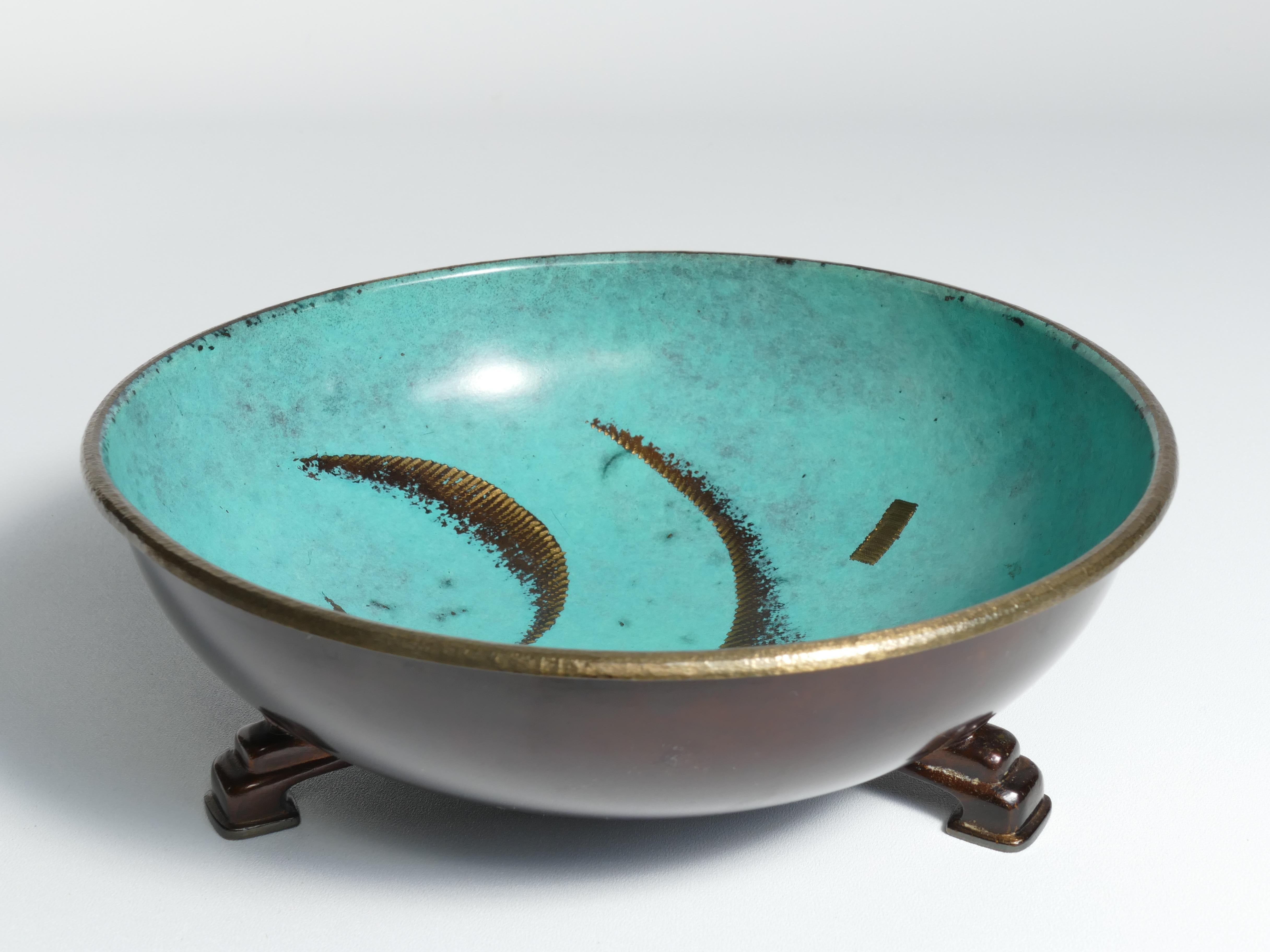 This is a significant and exceptionally sought-after WMF Ikora art deco dinanderie bowl, is manufactured by Württembergische Metallwarenfabrik (WMF) in Germany during the 1920s to 1930s. This striking design features a hand-crafted abstract decor in