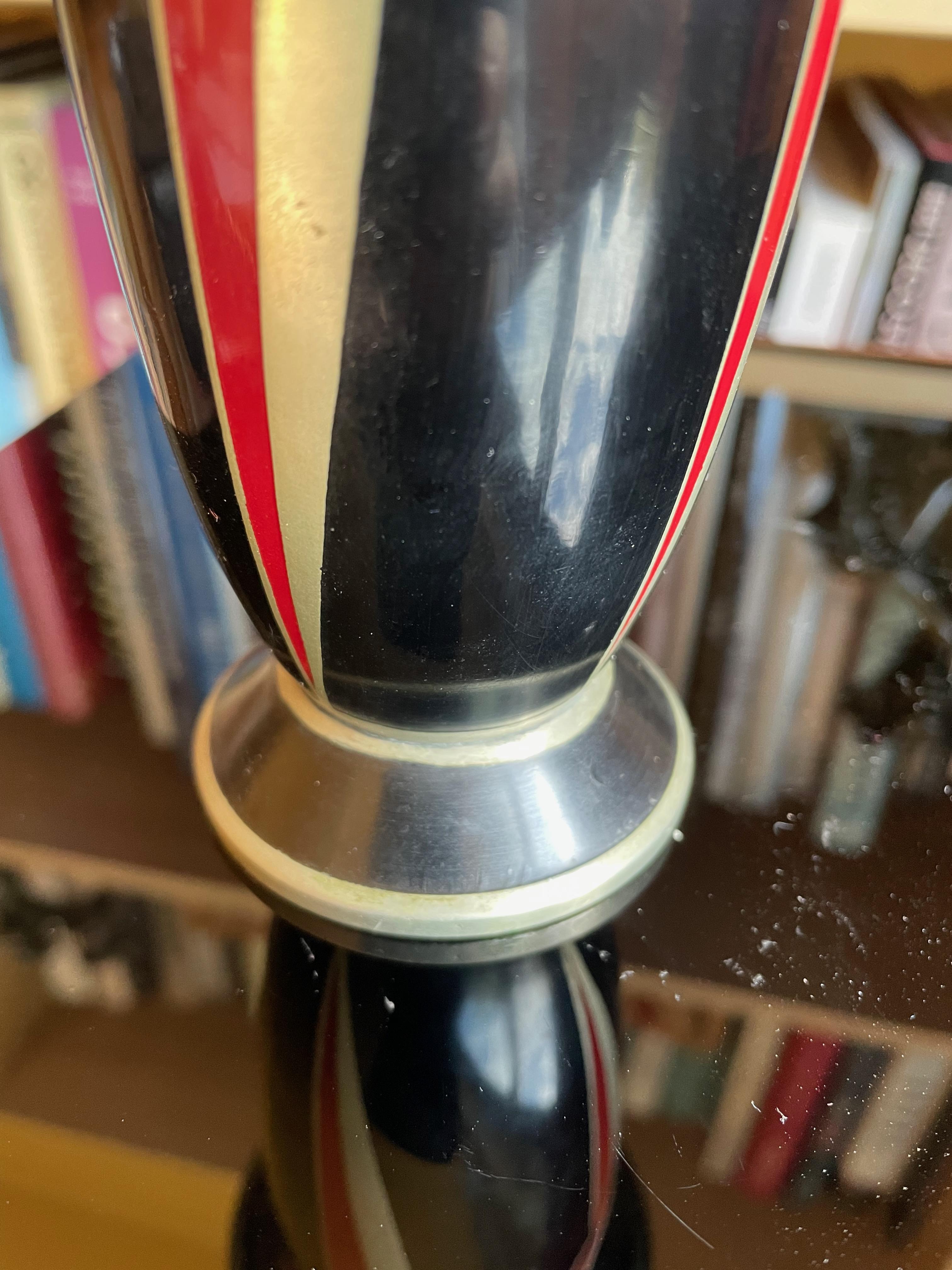 Oggetti in metallo Vaso Art Déco Dinanderie con disegno geometrico. Francia anni '20. in vendita