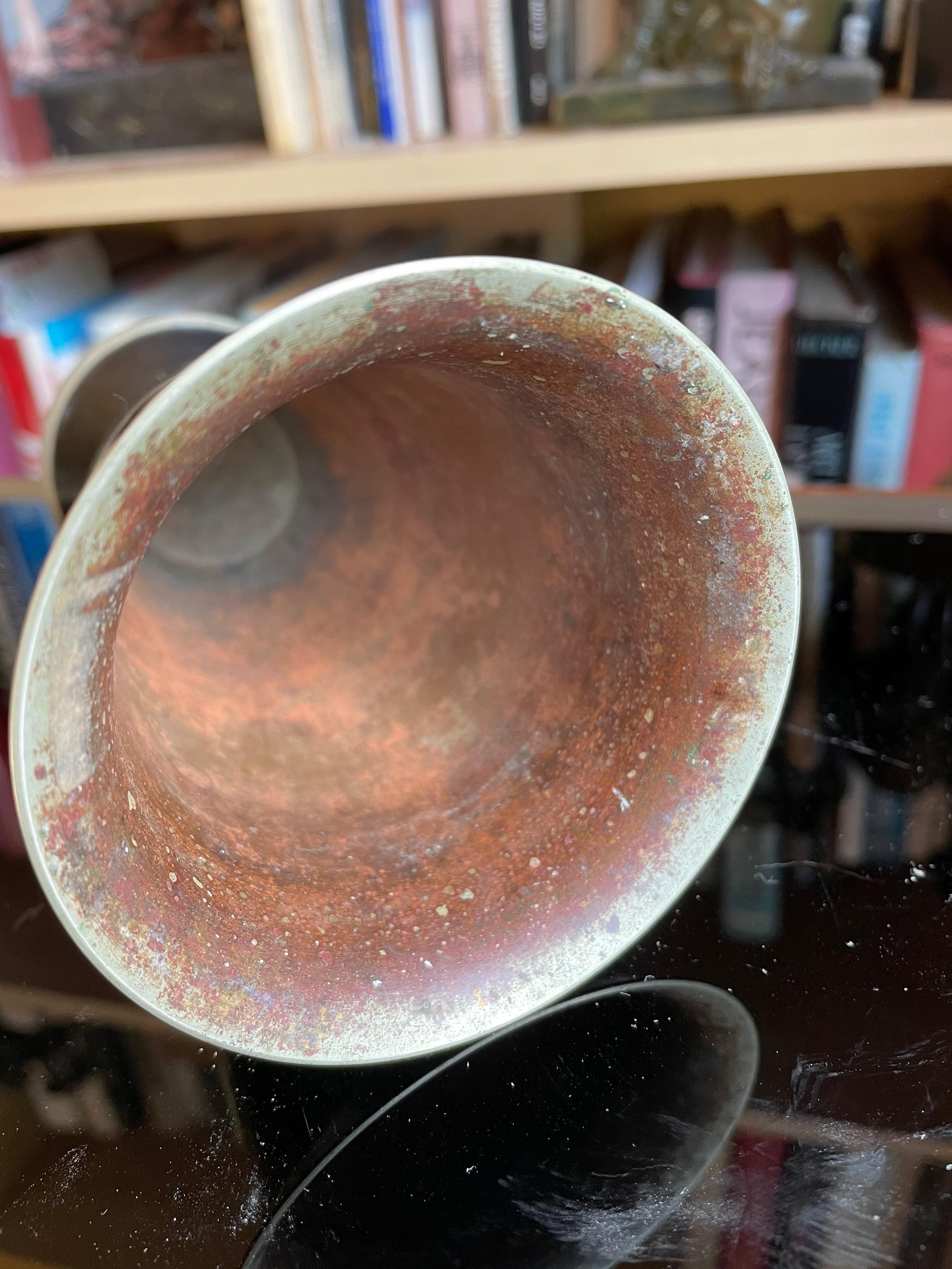 Inizio XX secolo Vaso Art Déco Dinanderie con disegno geometrico. Francia anni '20. in vendita
