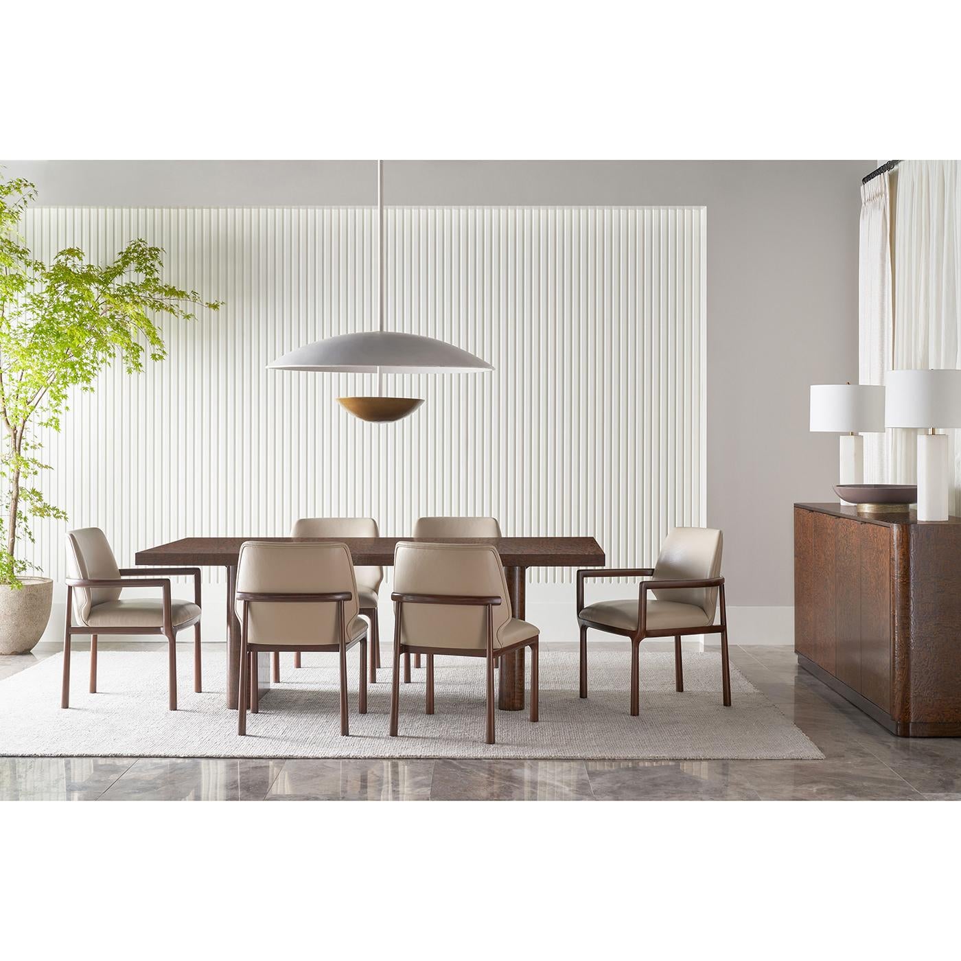 Combinando un'eleganza senza tempo con una meticolosa lavorazione artigianale, questa sedia è un'aggiunta perfetta a qualsiasi spazio da pranzo sofisticato.

Realizzato in pregiato legno di faggio, presenta curve dolci e un design raffinato. Queste