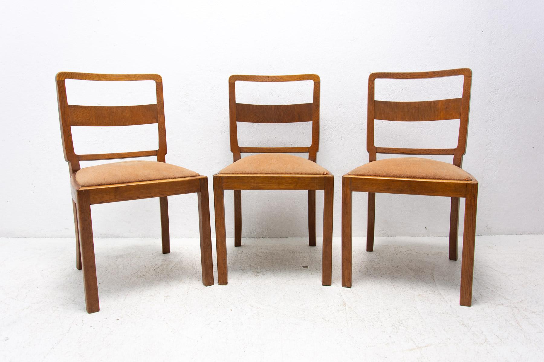 Dining chairs Art Deco, made around 1930´s in the former Czechoslovakia. Made of oak wood. They are structurally in good condition, the fabric bears significant signs of age and using.

Price is for the set of three.

Measures: Height: 87