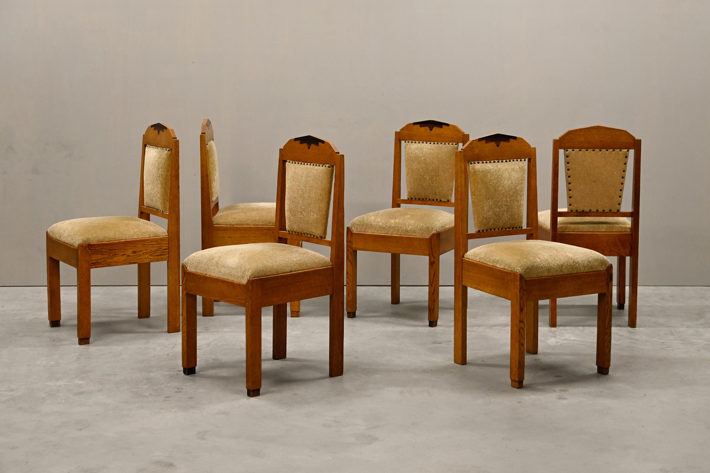 Juego de 6 sillas de comedor Art Decó al estilo de la Escuela de Ámsterdam, Países Bajos, años 30. Armazones de roble macizo con cojines de tela de terciopelo sostenidos por muelles. Teniendo en cuenta la edad y el estado sin restaurar, las sillas