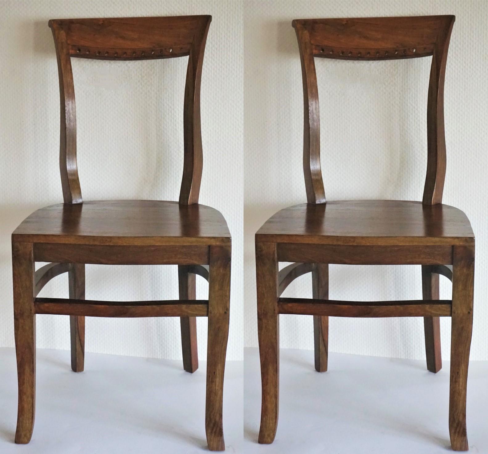 Four Art Deco solid Oak dining chairs in elegant design with curved back providing comfortable support, late 1930s 
Height 35 in (89 cm)
Width 17.75 in (45 cm) 
Depth 17.75 in (45 cm)
Seat height 18 (45.5 cm).
   