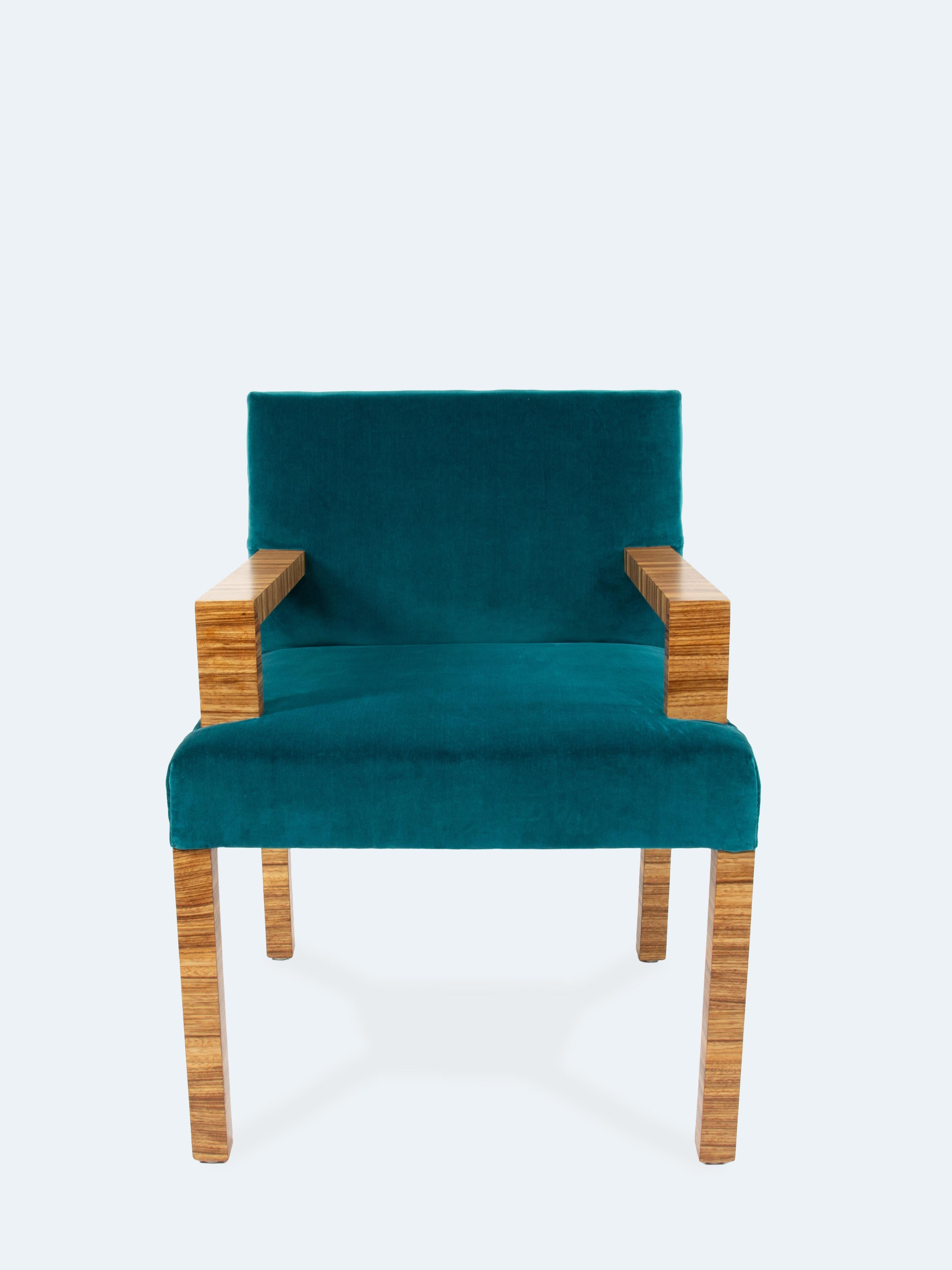 Dieser bemerkenswerte Art-Déco-Esszimmersessel, der von Michael Rachlis für die Deutschen Werkstätten Hellerau entworfen wurde, ist ein Beispiel für das luxuriöse und funktionelle Design, das für diese Epoche steht. Dieser Sessel wurde während