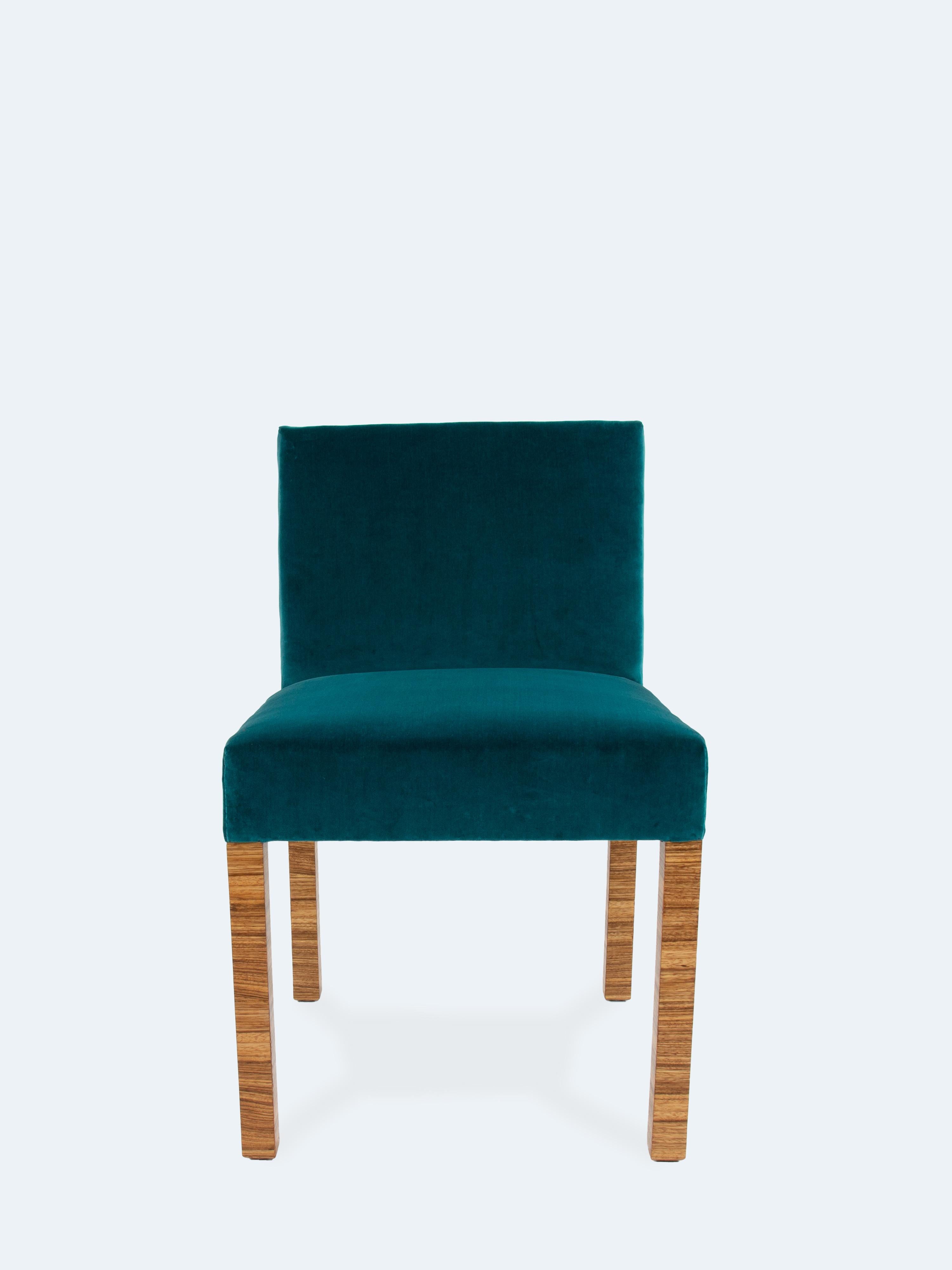 Esta excepcional silla de comedor Art Déco, diseñada por el renombrado arquitecto Michael Rachlis para Deutsche Werkstätten Hellerau, personifica la elegancia y la artesanía de los años 30. Creada durante la época en que Rachlis trabajaba para los