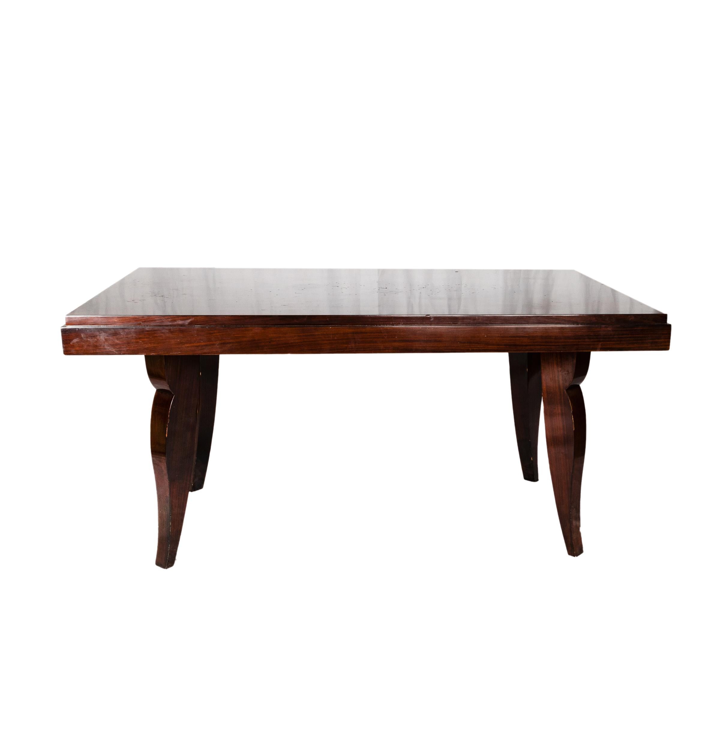Ensemble de salle à manger Art Déco (table et buffet) :

- Long buffet en placage de doucine laqué foncé, poignées de porte nickelées, trois portes et tiroirs intérieurs en bois de cèdre. 
Quatre grands tiroirs intérieurs pour la vaisselle et les