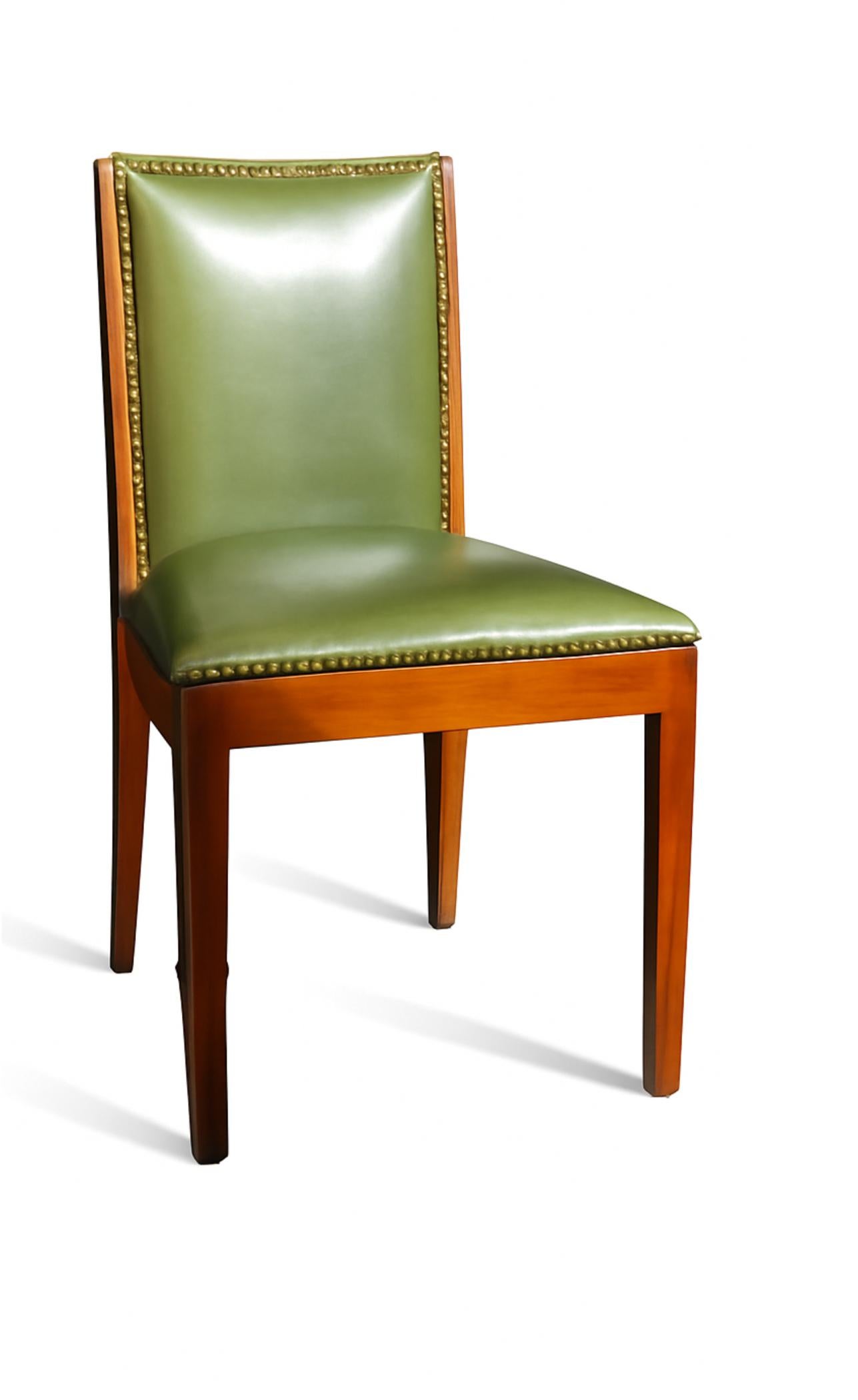 Une table de salle à manger avec 8 chaises :

- Une élégante table de salle à manger Art déco fabriquée en noyer avec une finition en placage clair avec deux extensions et des détails en fer chromé sur les pieds de la base ronde.
Gaston Poisson