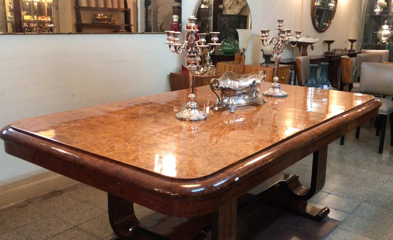 Début du 20ème siècle Table de salle à manger Art Déco avec plateau de rallonge, 1920 « 8 personnes » en vente