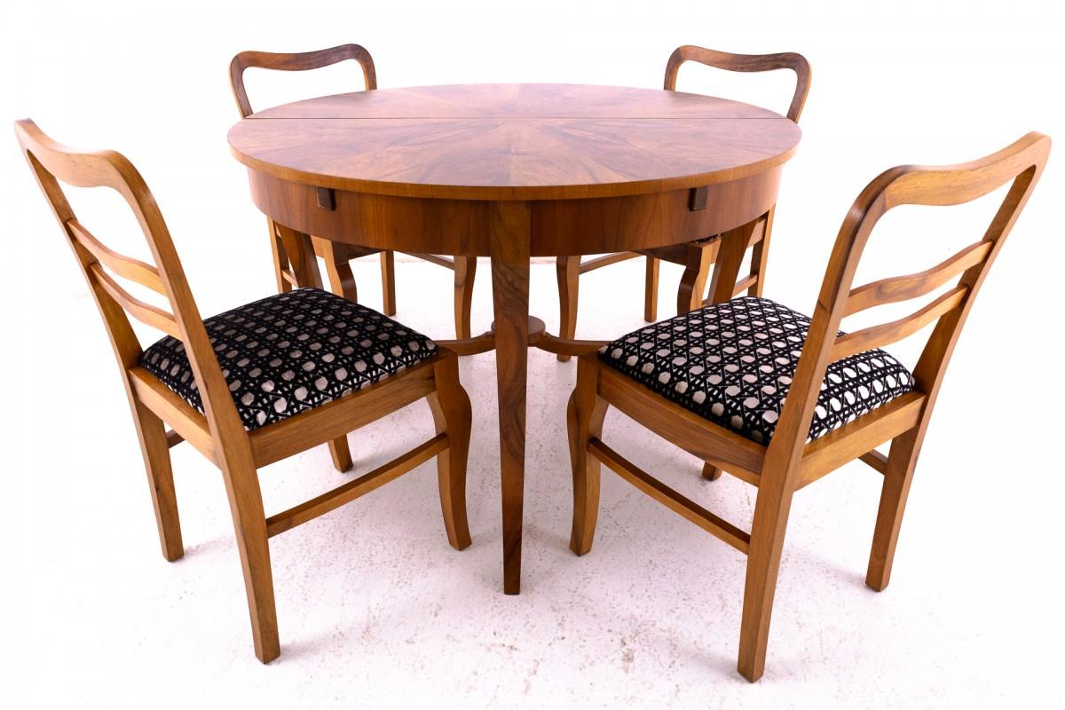 Art-Deco-Essgarnitur, Polen.

Sehr guter Zustand, professionell restauriert und neu gepolstert.

Holz: Walnuss

Abmessungen:

Stühle: Höhe: 84 cm, Sitzhöhe: 48 cm, Breite: 44 cm, Tiefe: 45 cm

Tisch: Höhe: 75 cm / Durchmesser: 110 cm / Länge: