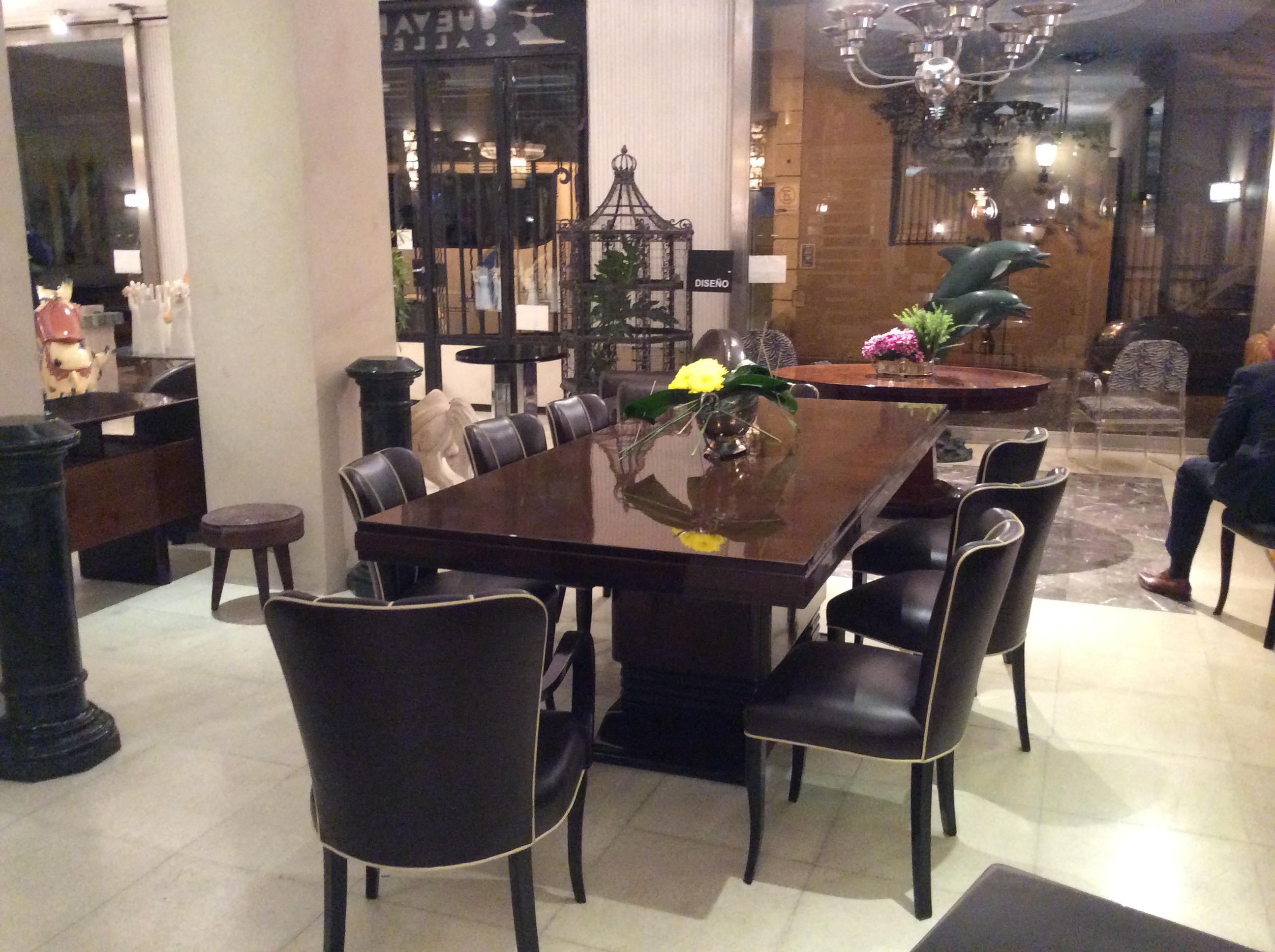 Mesa de comedor Art Déco
Año: 1930
País: Francia
Madera 
Es una mesa de comedor elegante y sofisticada.
Quieres vivir en los años dorados, ésta es la mesa de comedor que necesita tu proyecto.
Estamos especializados en la venta de Art Decó y Art