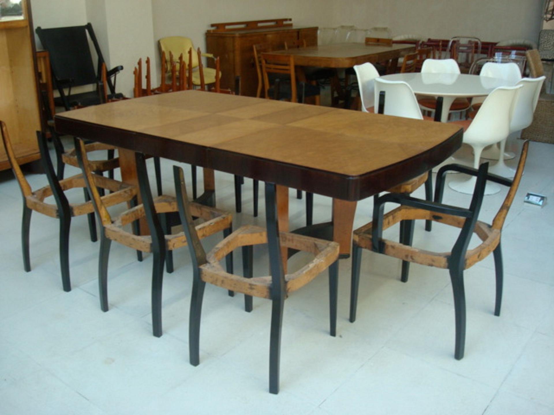 Table de salle à manger Art Déco
Année : 1930
Pays : Allemand
Bois et cuir
Il s'agit d'une table de salle à manger élégante et sophistiquée.
Vous voulez vivre des années dorées, c'est la table de salle à manger qu'il vous faut pour votre
