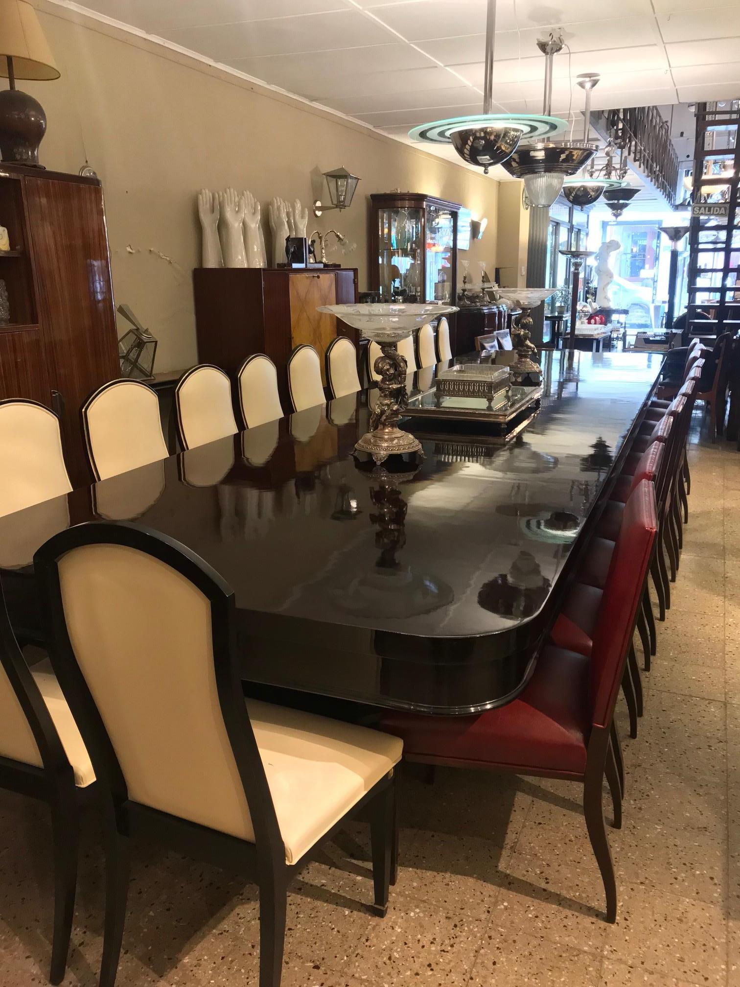 Art Deco Dining Table 1930 in Walnut Root, French, 12 or 24 People For Sale 7