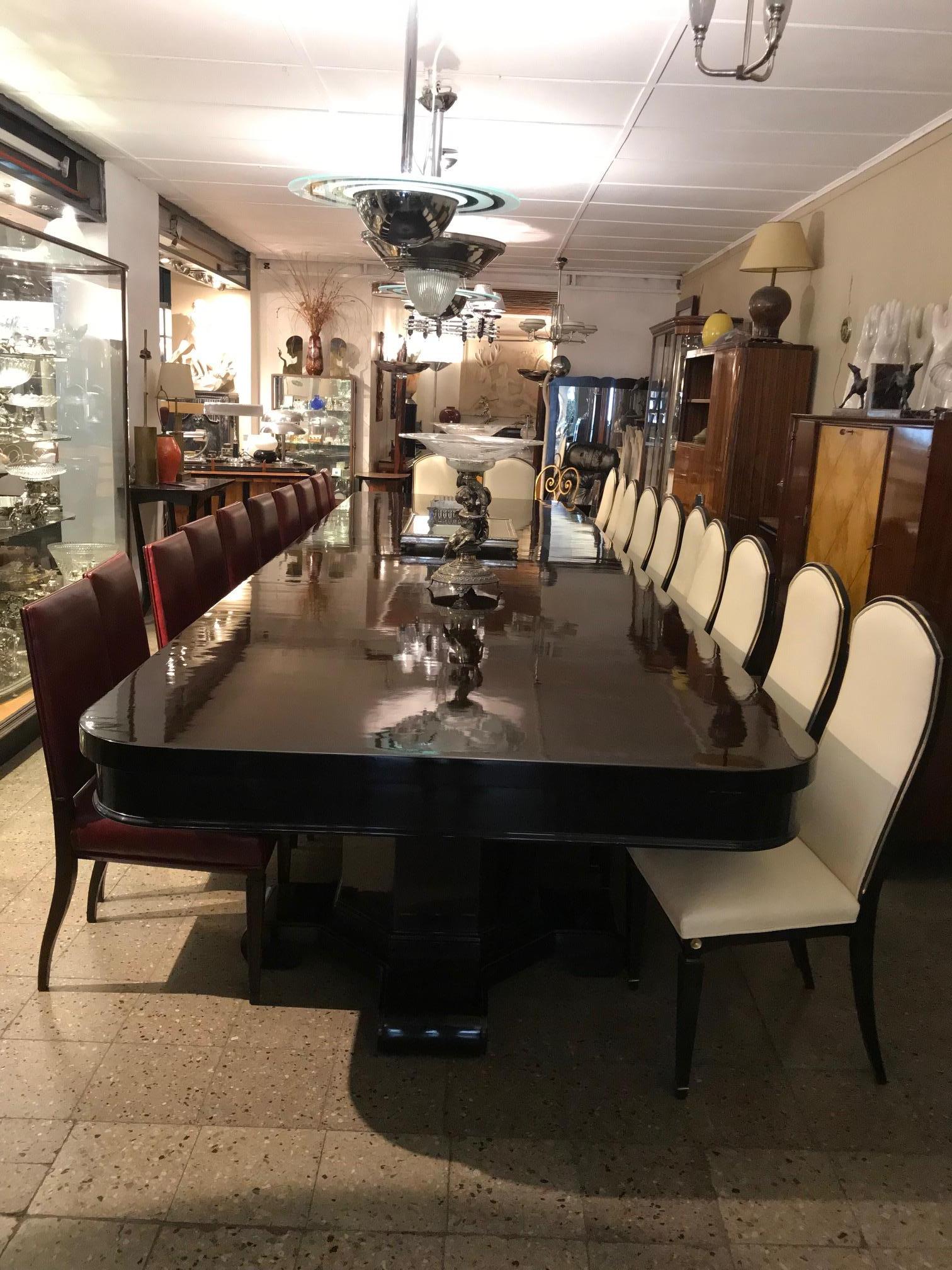 Art Deco Dining Table 1930 in Walnut Root, French, 12 or 24 People For Sale 8
