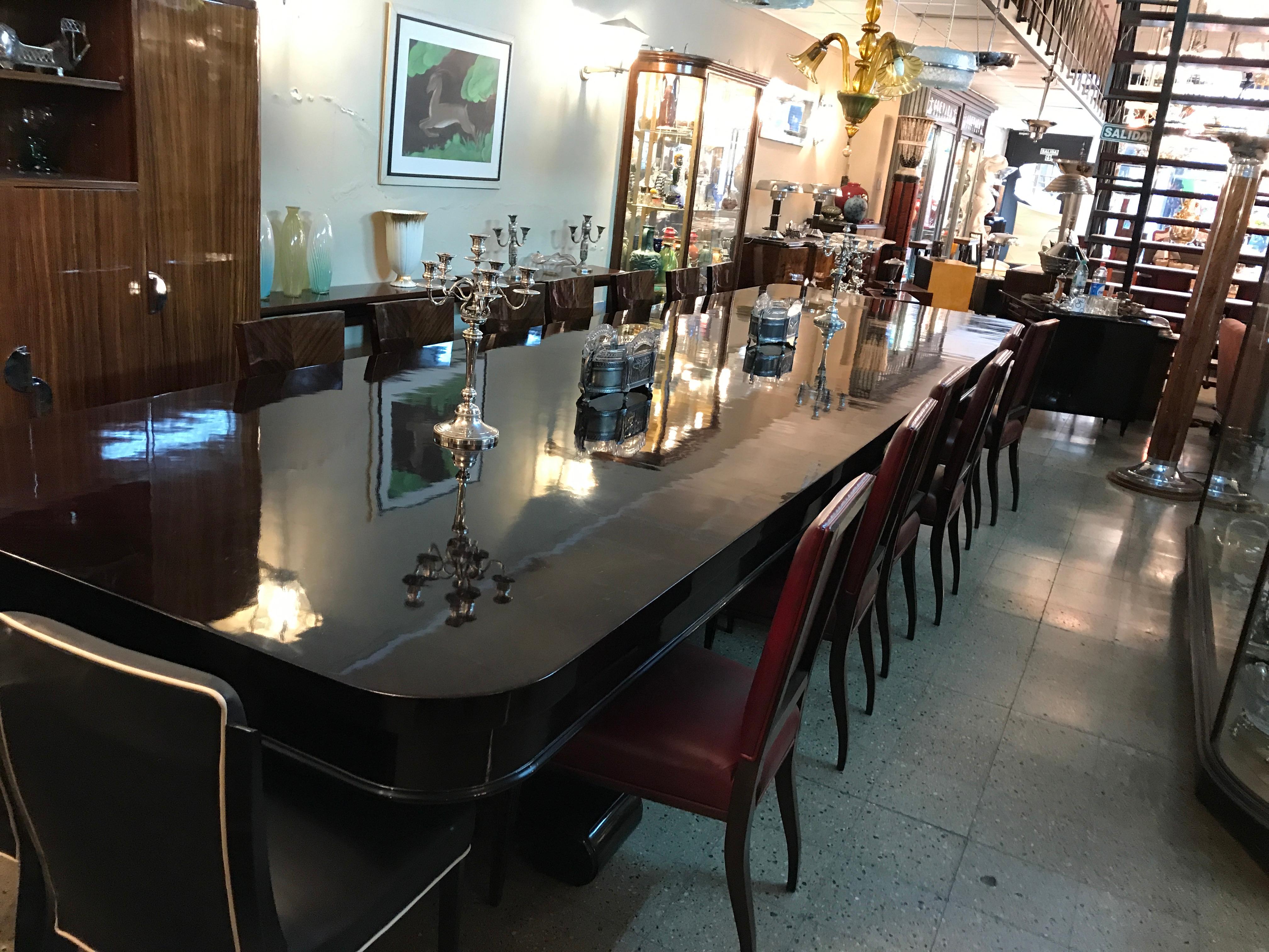 Art Deco Dining Table 1930 in Walnut Root, French, 12 or 24 People For Sale 9