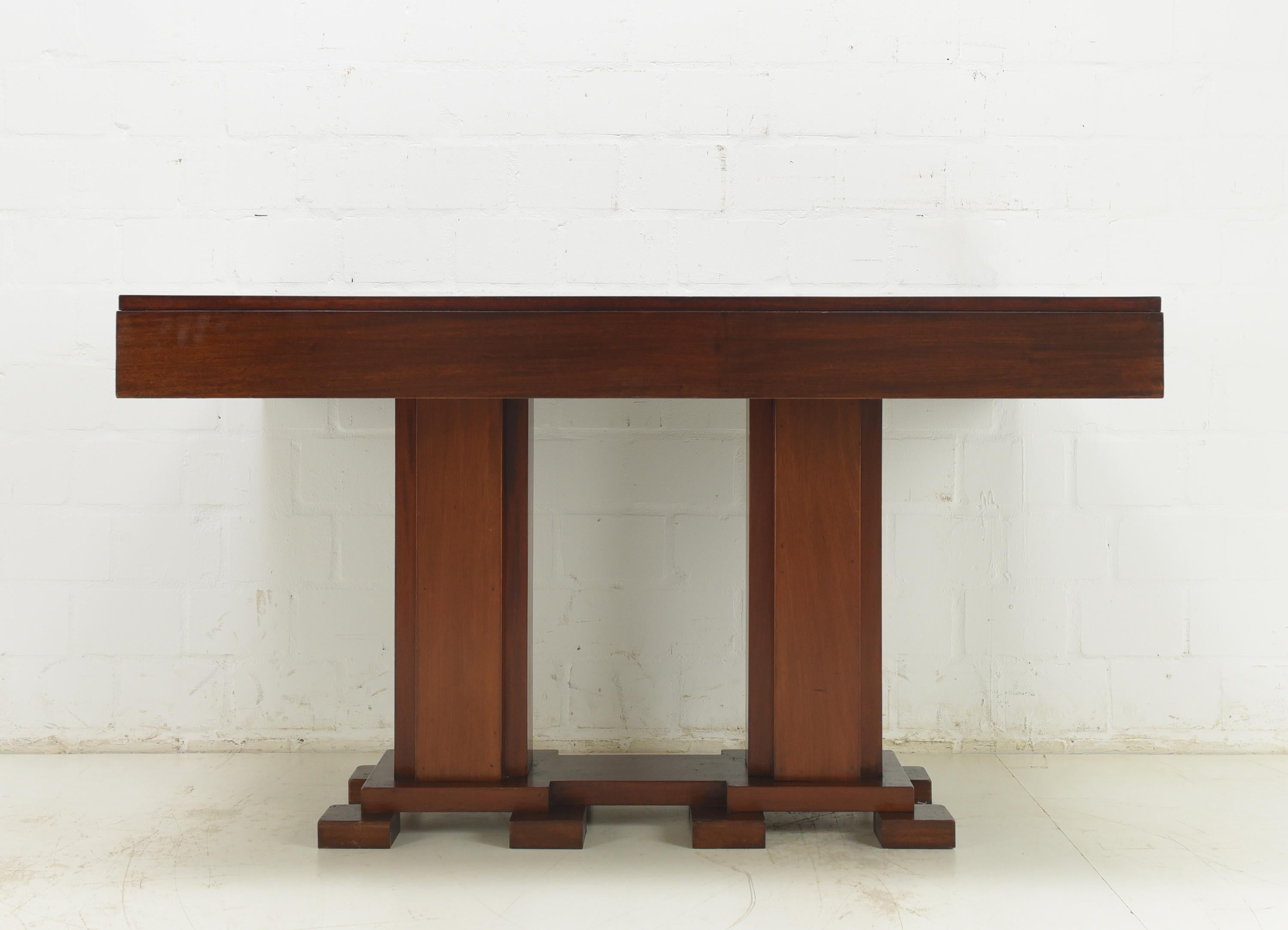 Dining table restored Art Deco circa 1925 mahogany conference table

Features:
Central column feet
Strictly geometric design
Very nice grain
Timelessly modern and stylish
The table cannot be disassembled

Additional information:
Material:
