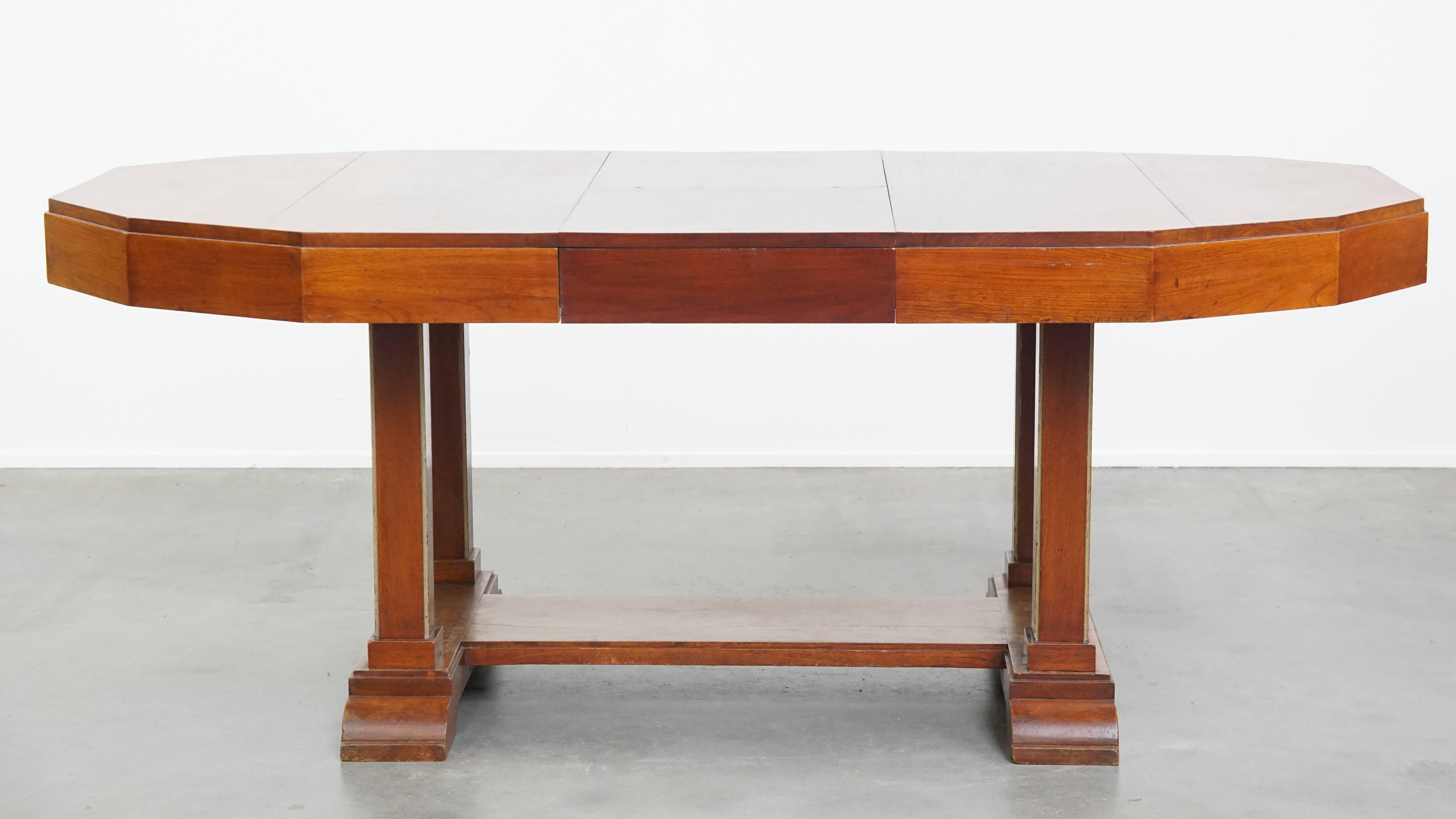 In questa occasione viene offerto questo bellissimo tavolo da pranzo originale Art Déco allungabile per 4 o 6 persone, caratterizzato da dettagli eleganti. Questo tavolo Art Déco si adatta perfettamente a quasi tutti gli stili di interni,