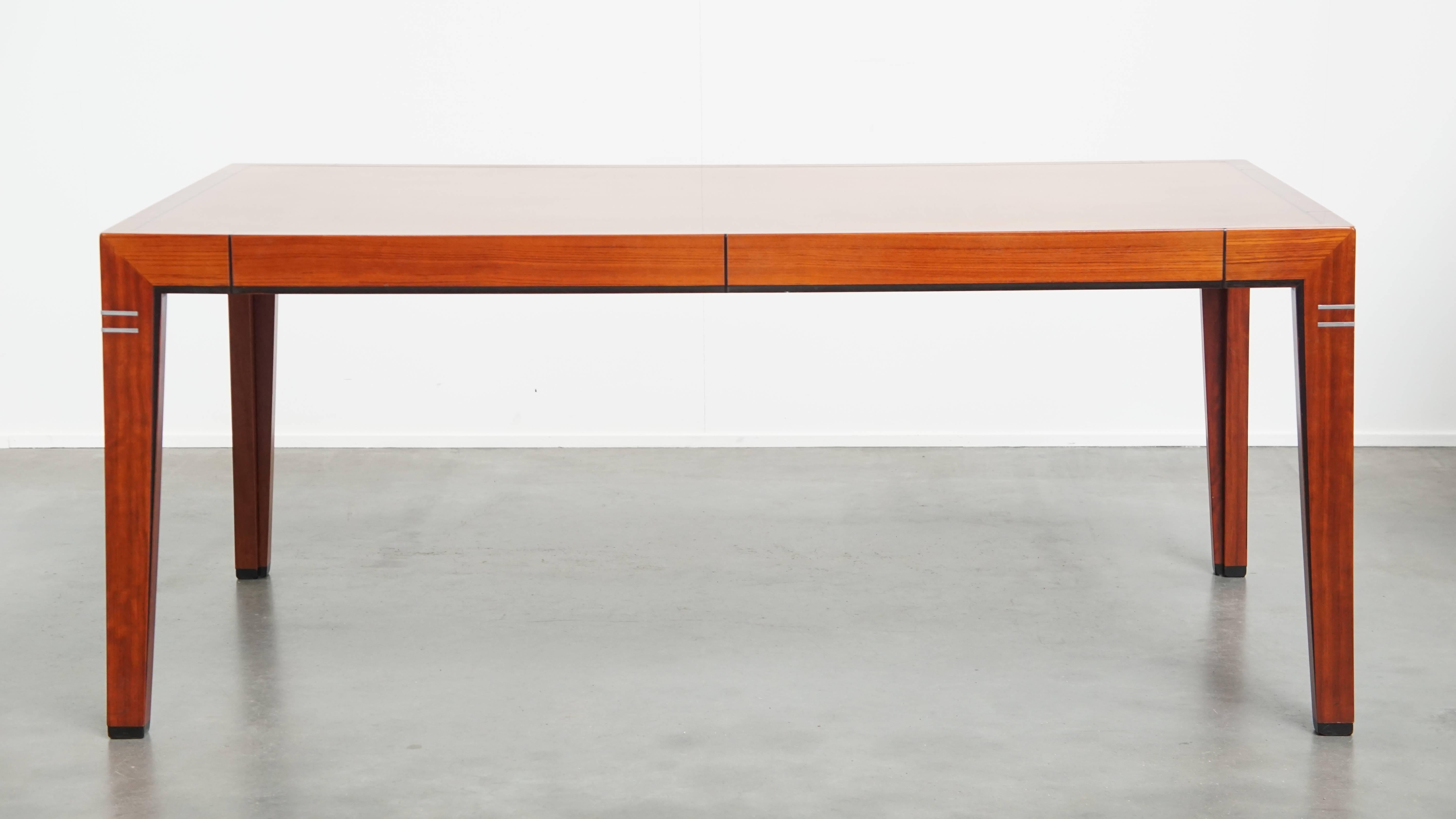 Offerte : cette magnifique et intemporelle table de salle à manger au design Art Déco par Schuitema de la série Decoforma.
Cette superbe table de salle à manger Art déco est signée par la célèbre marque néerlandaise Schuitema et fait partie de la