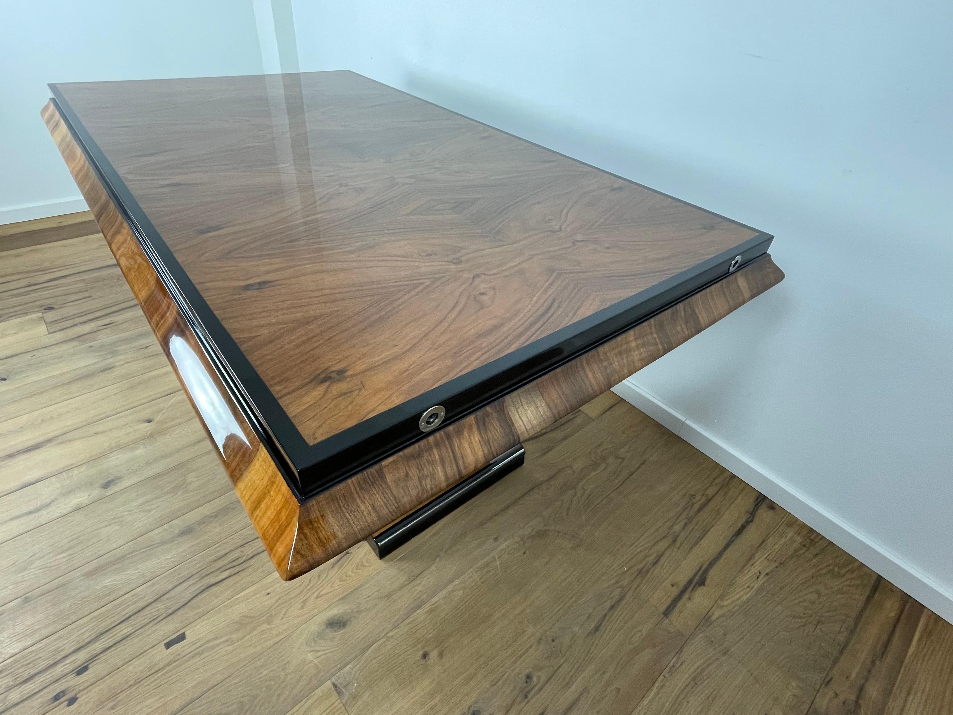 Hand-Crafted Art Deco Dining Extendable Table / Gondola Table, Paris 1920s, Walnut.