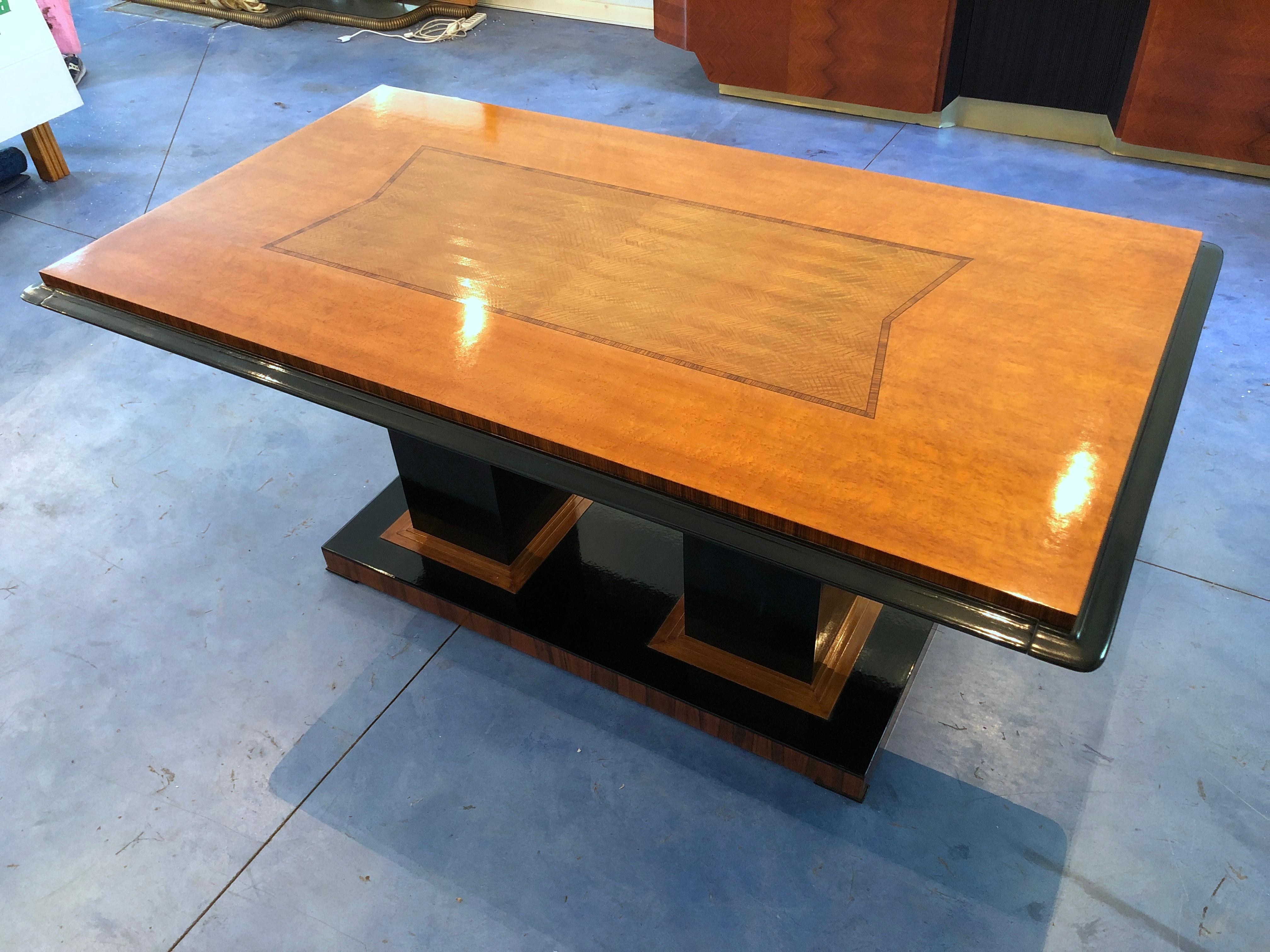 Italian Art Deco Dining Table in Maple with Decoration, 1940s In Good Condition For Sale In Traversetolo, IT