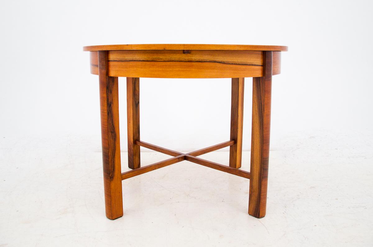 Round dining table in the Art Deco style.

Made in Poland in the 1950s

Wood: walnut

Very good condition.

Table extendable to 152 cm wide.

Dimensions: height 80 cm / dia. 105cm / width 152 cm