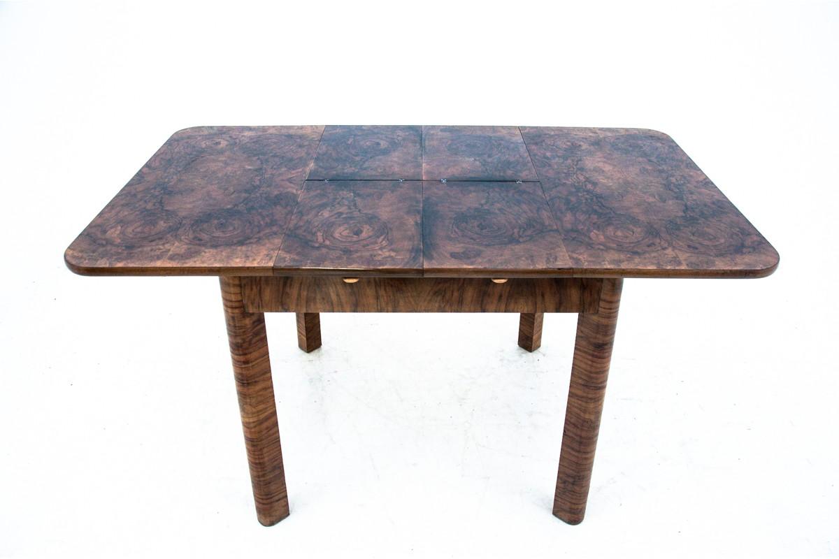 An Art Deco extendable table from the mid-20th century.

Dimensions: height 78 cm / length 91 - 150 cm / depth. 91 cm

Wood: walnut.