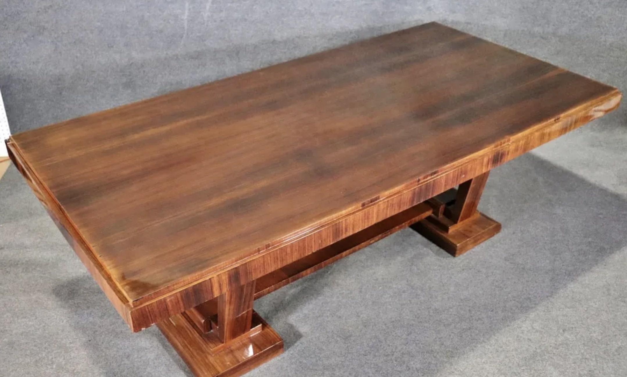 Longue table de salle à manger en bois de rose richement veiné et à base de tréteaux. Deux feuilles supplémentaires de 17 3/4
