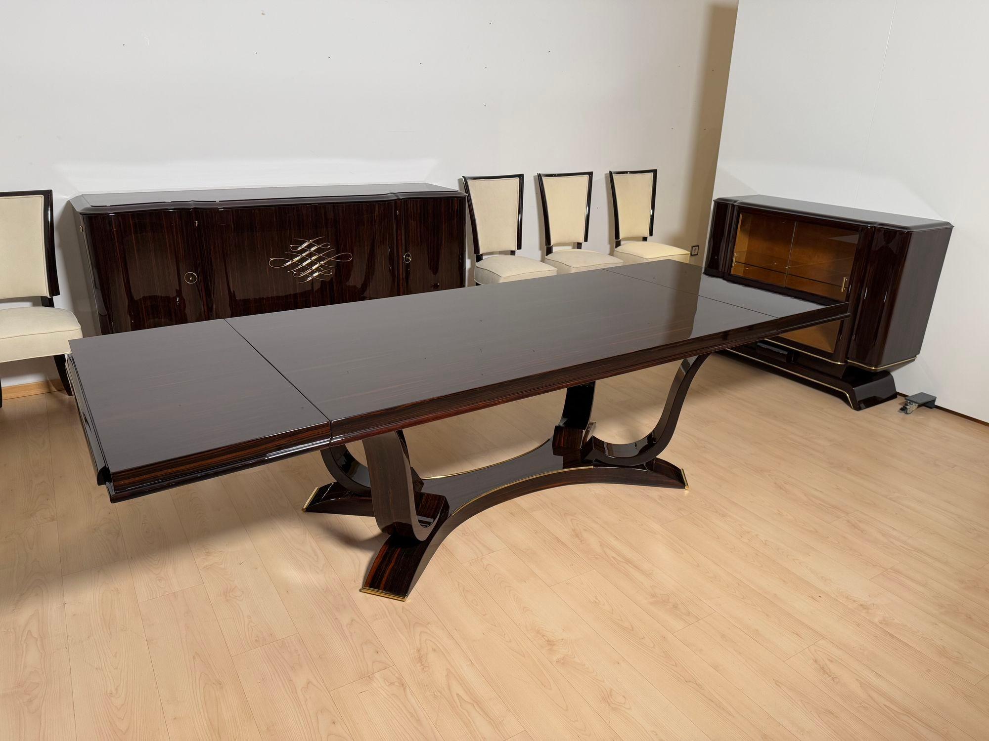 Table de salle à manger Art Deco avec 10 chaises, ébène de Macassar, laiton, Paris circa 1930 en vente 2