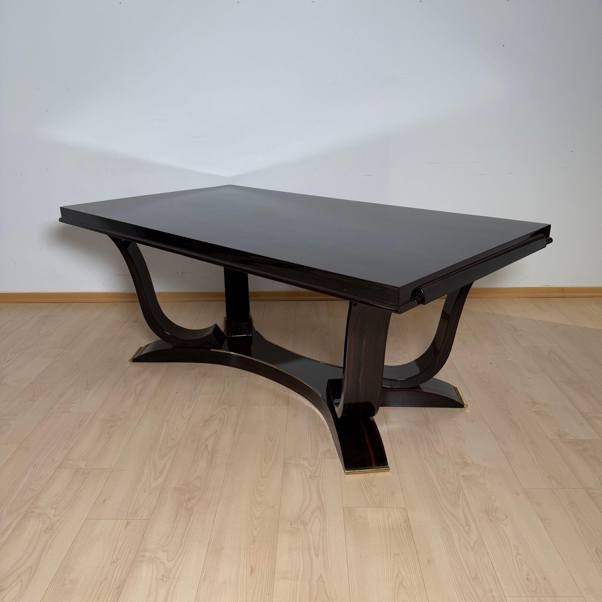 Art déco Table de salle à manger Art Deco avec 10 chaises, ébène de Macassar, laiton, Paris circa 1930 en vente